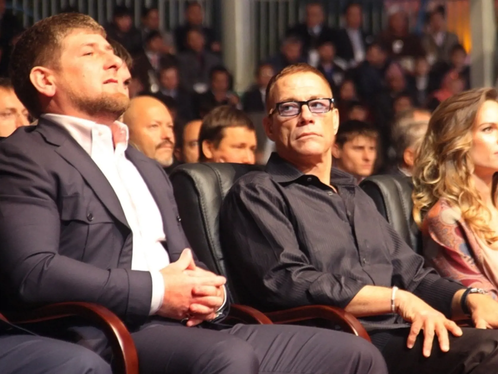 Jean-Claude Van Damme a Hilary Swank na narodeninovej oslave Ramsana Kadyrova (vľavo).