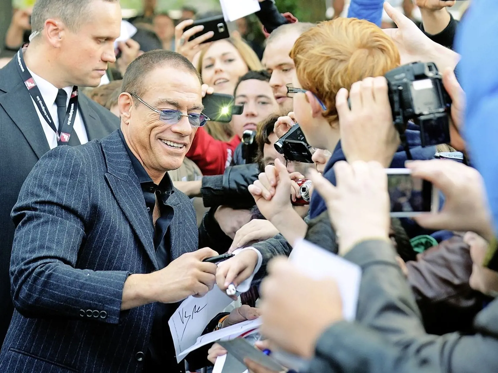Jean-Claude Van Damme v zajatí priaznivcov.