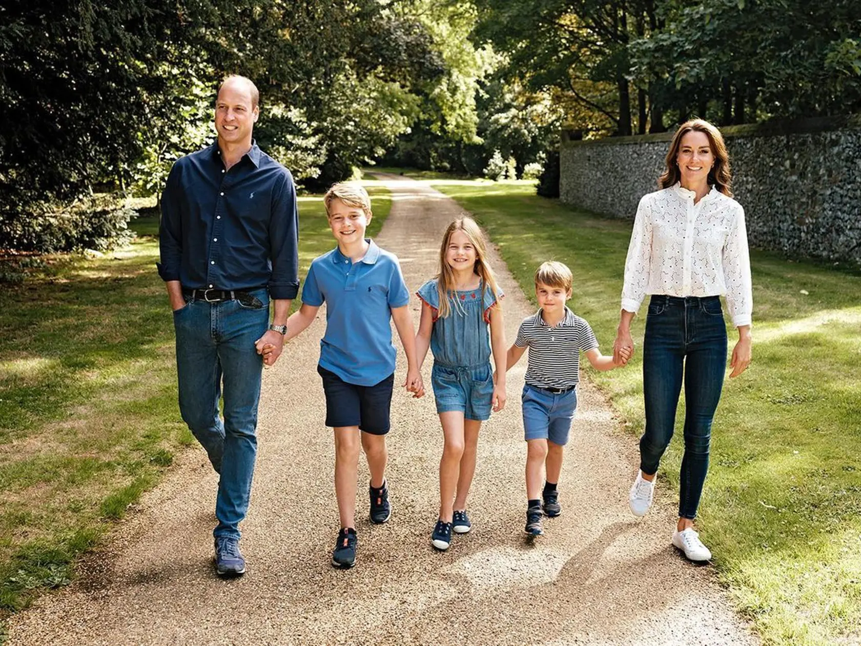 Princ a princezná z Walesu zverejnili podobu tohtoročnej vianočnej pohľadnice. Ich kráľovské deti rastú ako z vody!