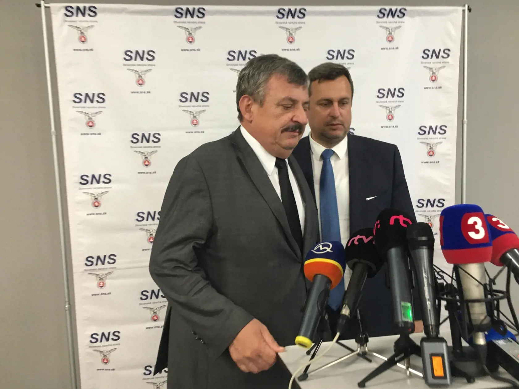 Anton Hrnko a Andrej Danko počas tlačovej konerencie po skončení snemu.