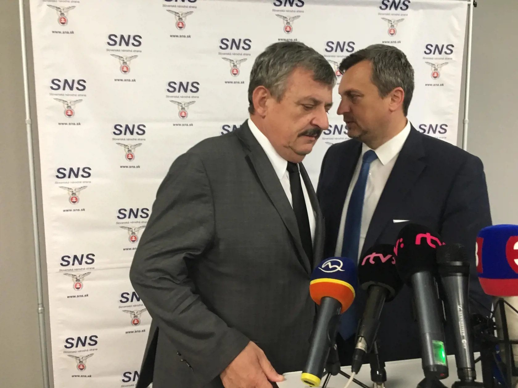 Anton Hrnko a Andrej Danko počas tlačovej konerencie po skončení snemu.