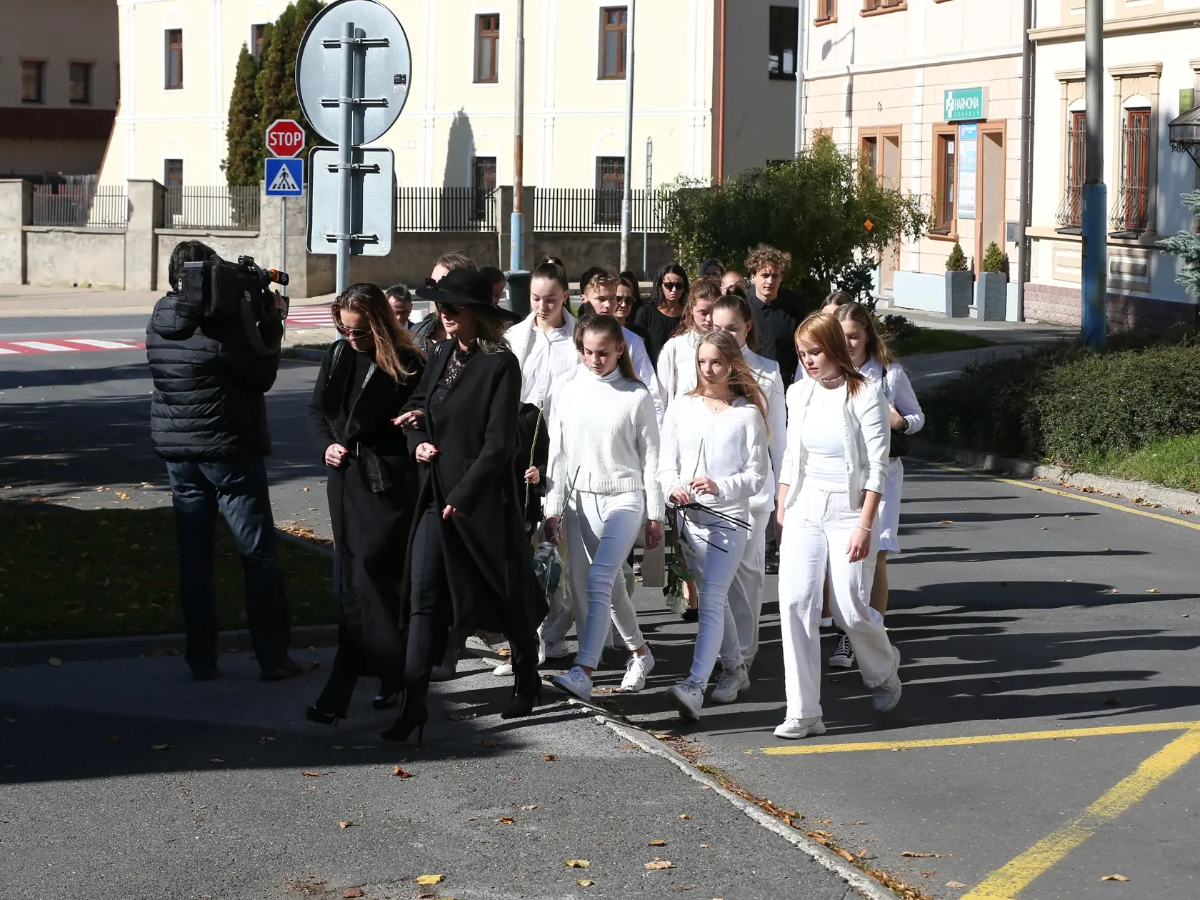 Poprad sa zahalil do smútku. Rodina a najbližší sa prišli naposledy rozlúčiť s milovanou Broňkou, ktorá tragicky zahynula vinou opitého vodiča. Zábery, z ktorých trhá srdce.