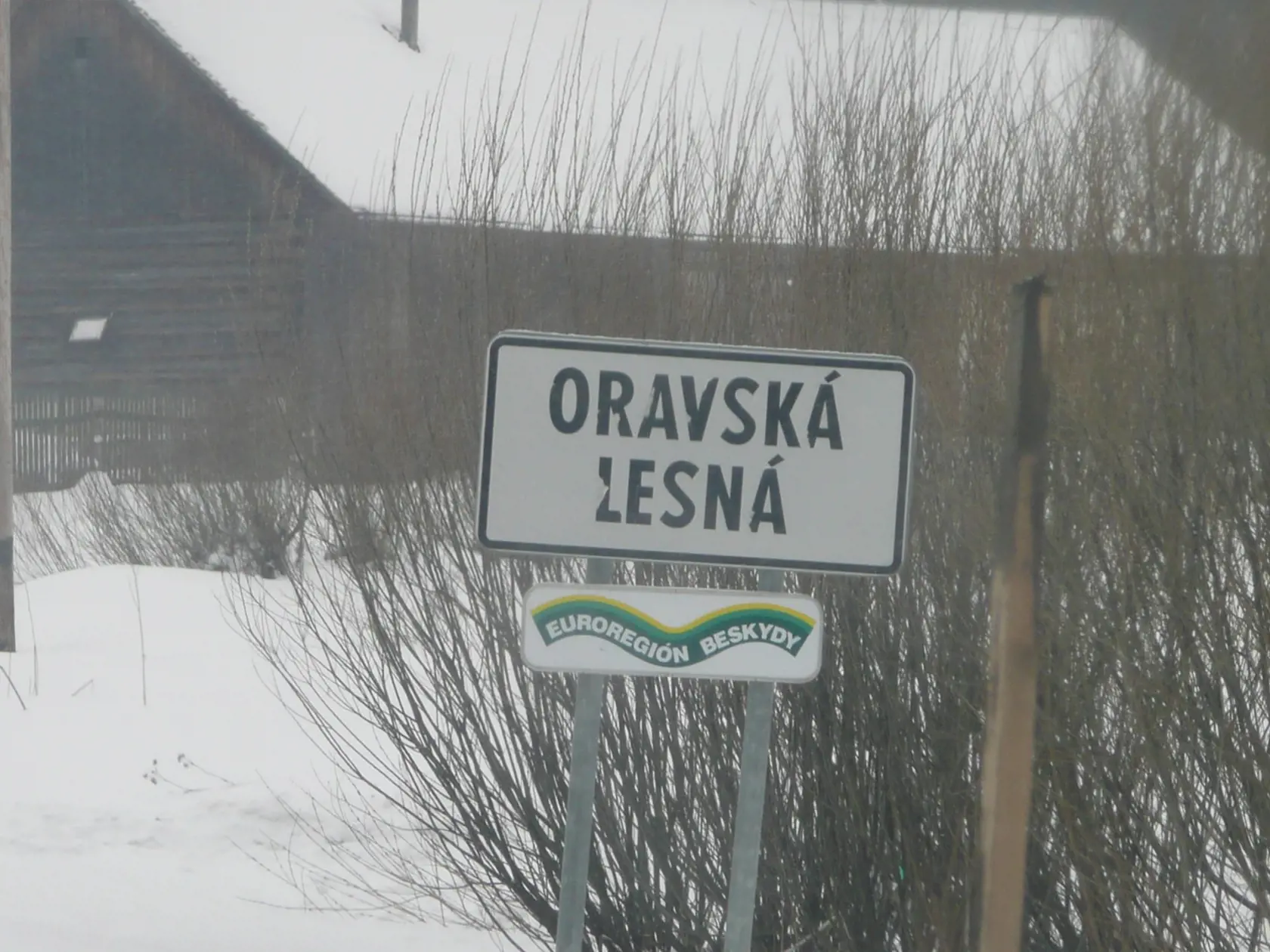 K nízkym teplotám sa môže opäť pridať silný vietor a aj v tento deň meteorológovia upozorňujú vodičov na možné snehové jazyky na cestách.