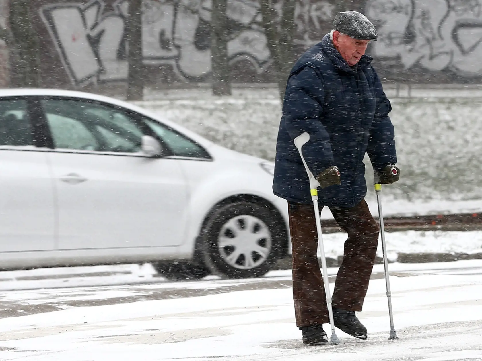 K nízkym teplotám sa môže opäť pridať silný vietor a aj v tento deň meteorológovia upozorňujú vodičov na možné snehové jazyky na cestách.