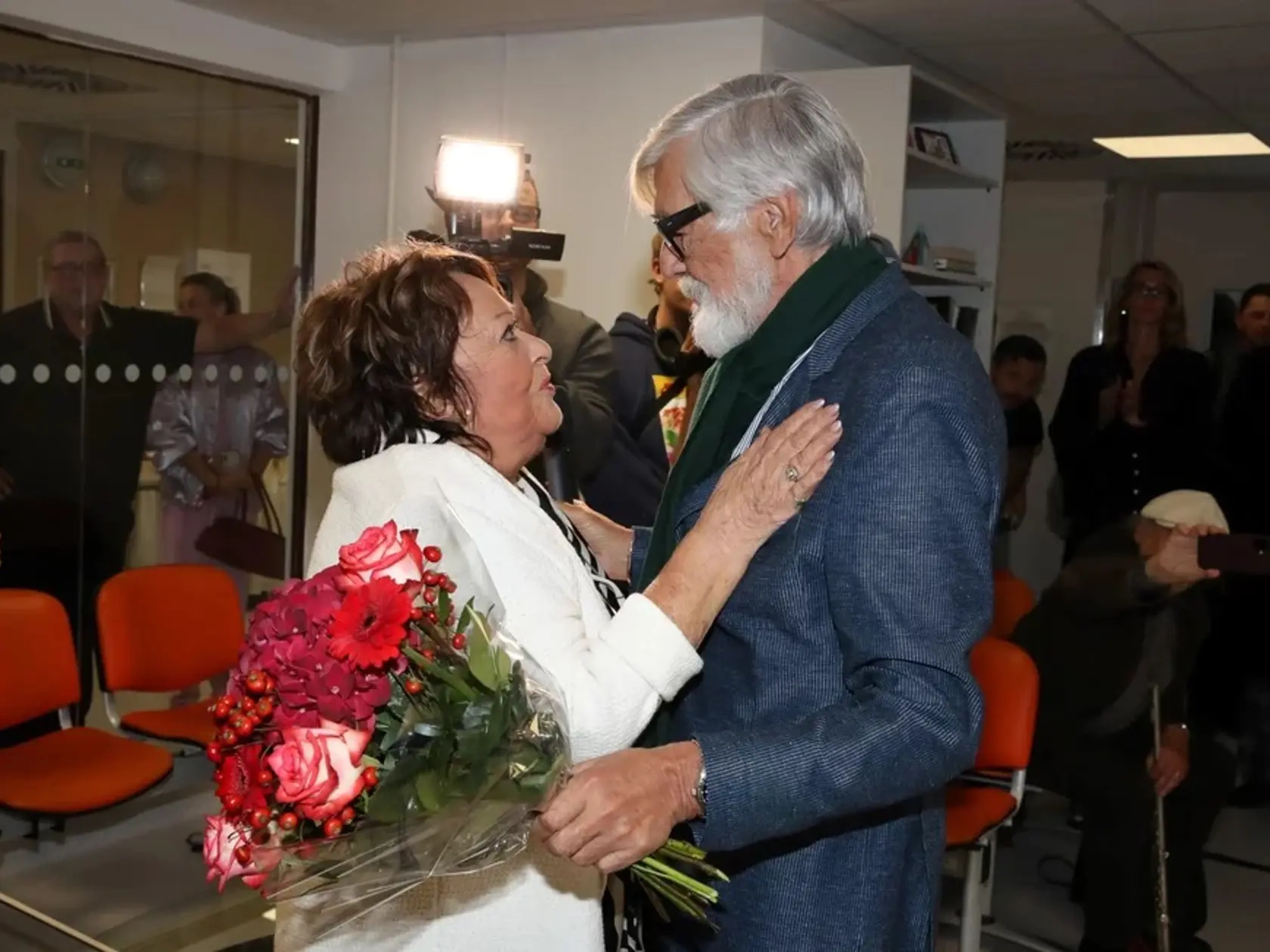Jiřina Bohdalová sa ukázala po otrave jedlom opäť na verejnosti, s kyticou ju privítal Jiří Bartoška.