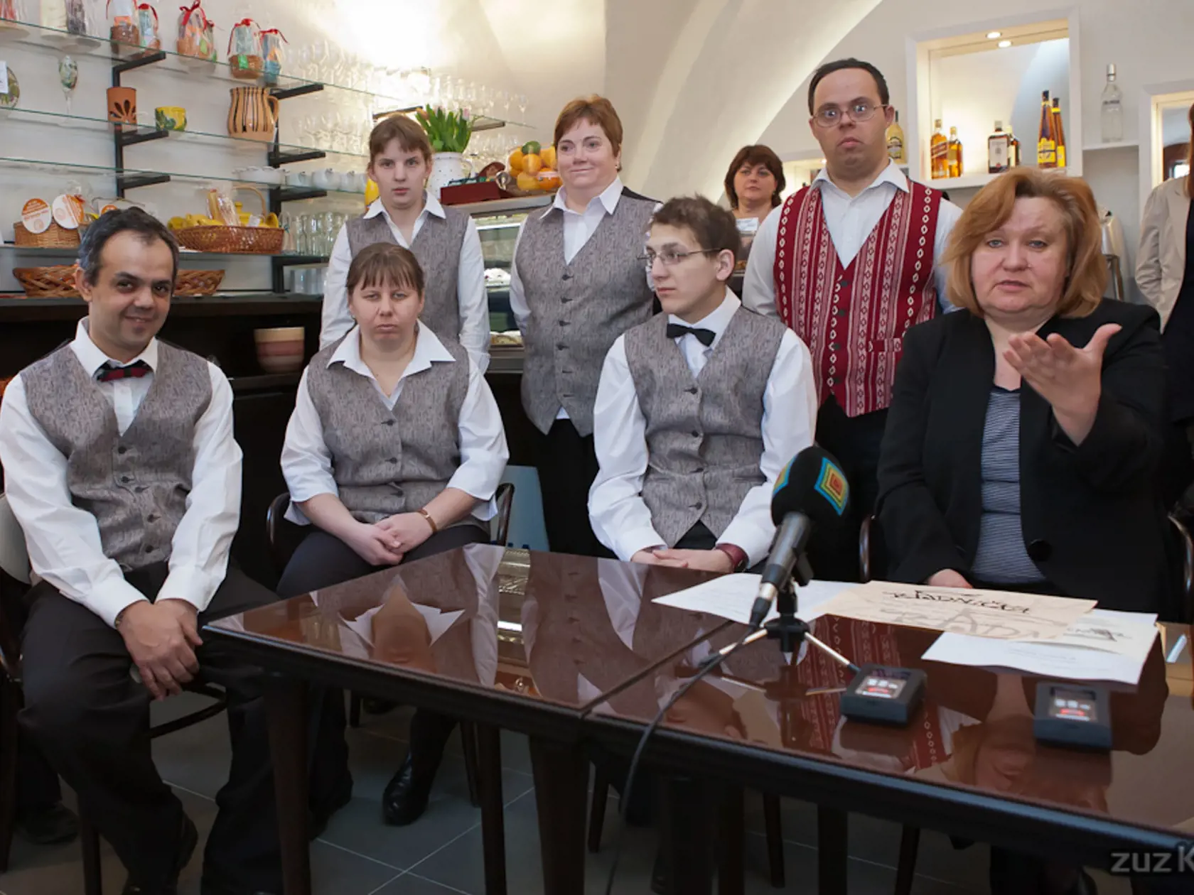 Bratislavská kaviareň Radnička je známa tým, že tu pracujú zdravotne a mentálne znevýhodnení ľudia.