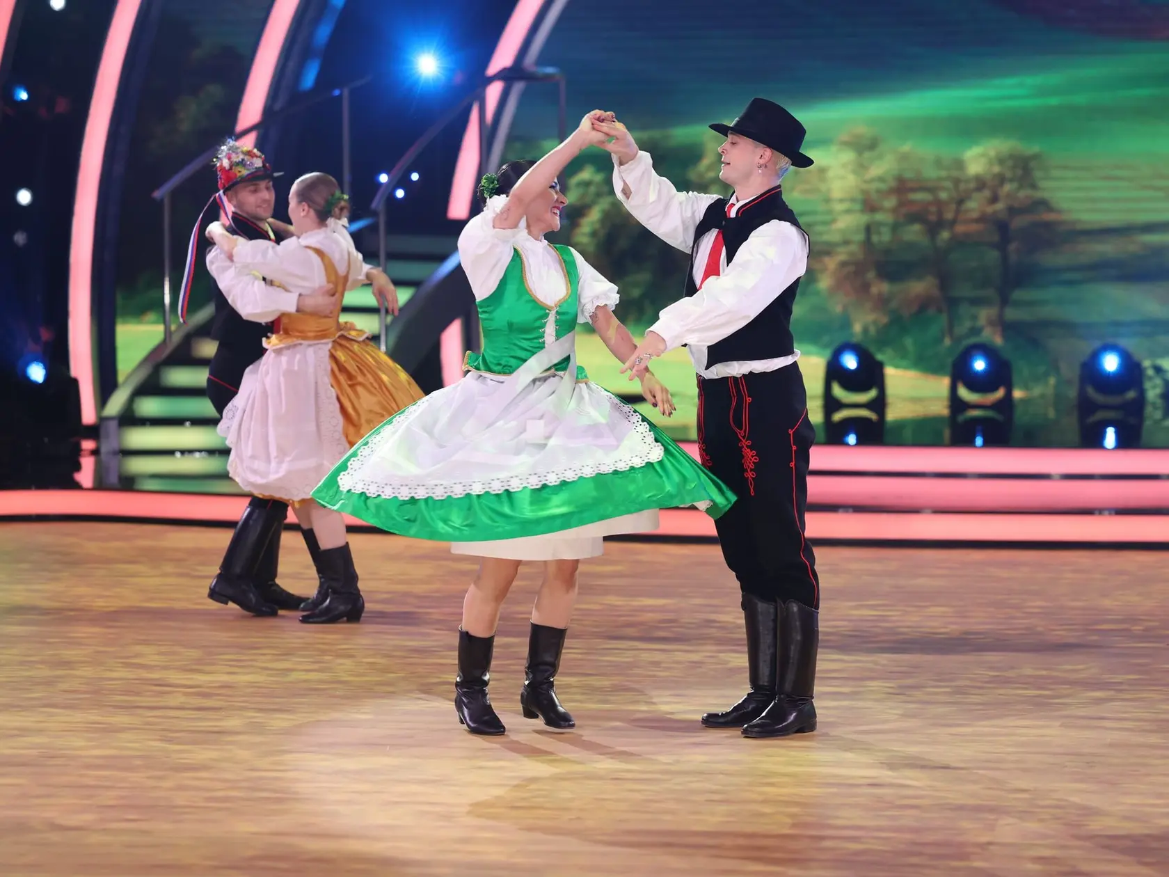 8. kolo Let's Dance. Na snímke Eva Burešová a Maytáš Adamec.