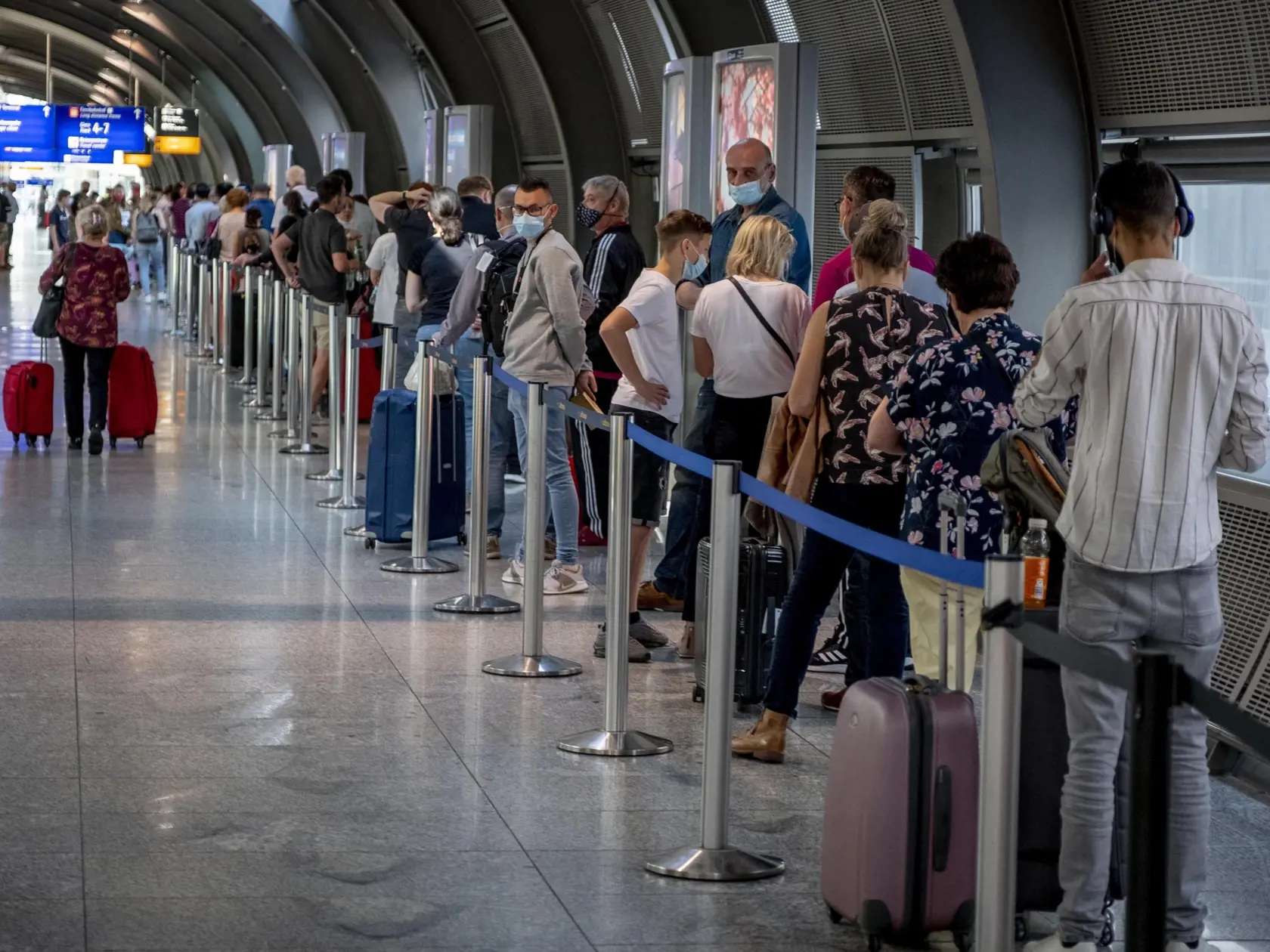 Epidemiológovia v čase pretrvávajúcej pandémie ochorenia COVID-19 naďalej odporúčajú zvážiť v závere augusta nevyhnutnosť cestovania do zahraničia, a to najmä rodičom s deťmi.