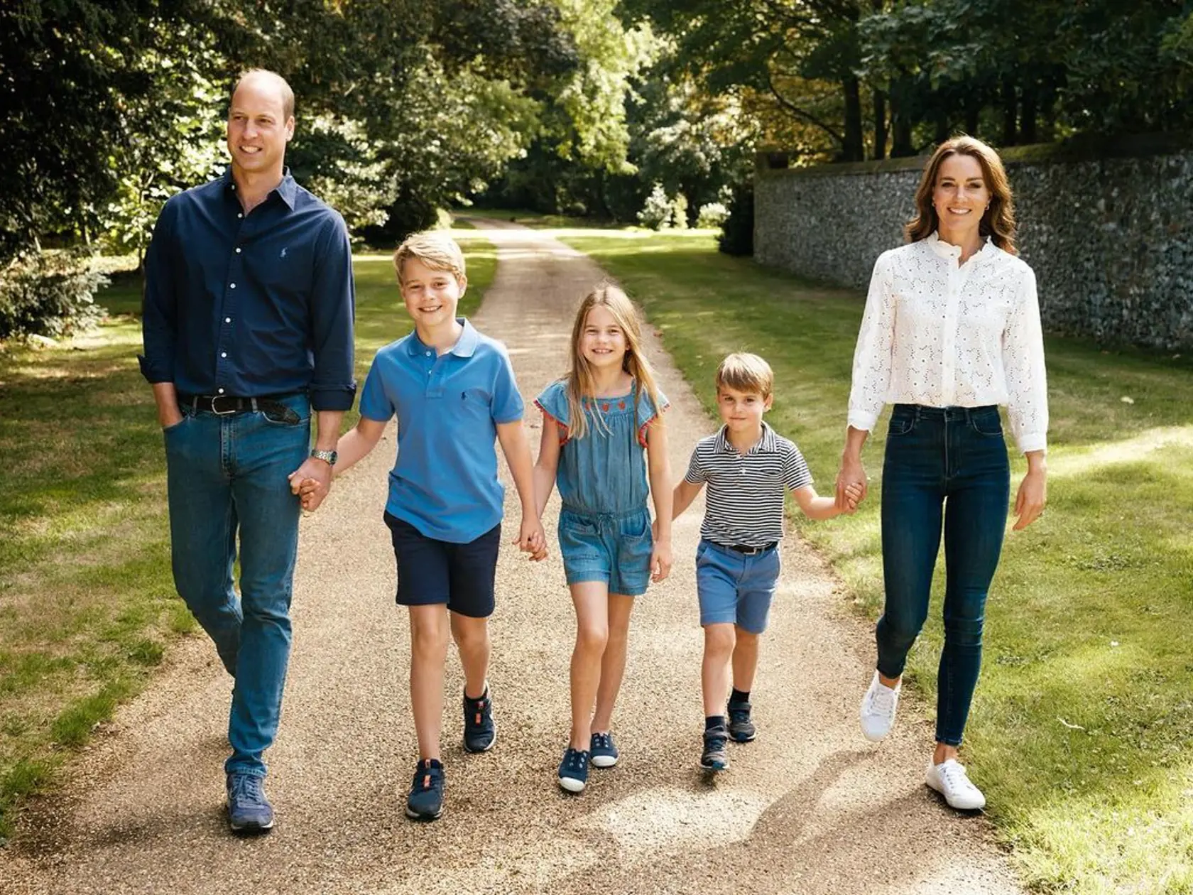 Snímku Walesovcov, urobenú v súkromí na kráľovskom dvore Sandringham Estate v Norfolku začiatkom tohto roka, urobil jeden z ich obľúbených a dôveryhodných fotografov Matt Porteous. Kráľovská dvojica sa nechala zväčniť spolu s ich detmi princom Georgom (9), Louisom (4) a princeznou Charlotte (7).