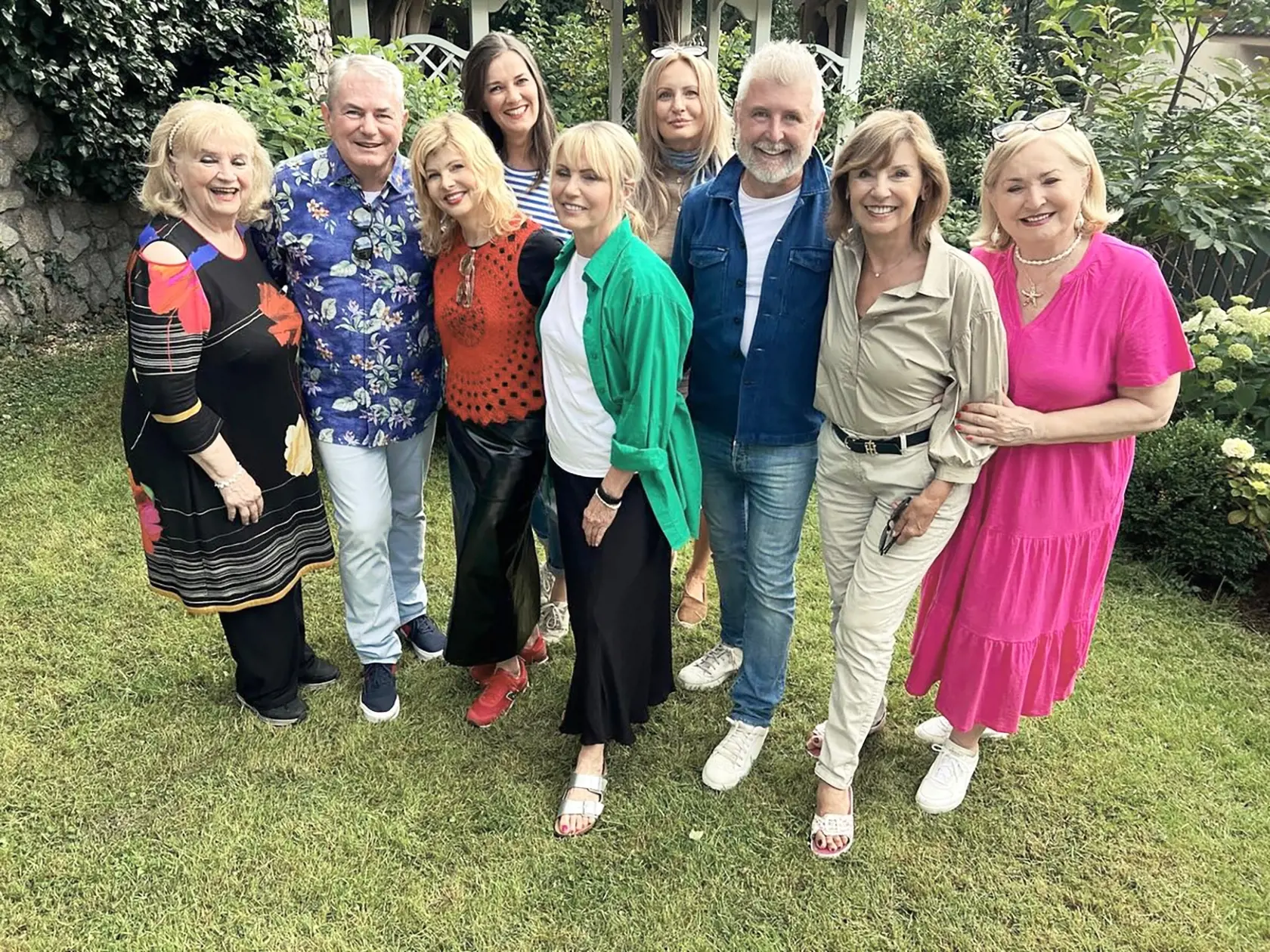 „Rodina úžasných“, zľava: Nora Beňačková (79), Miloš Bubán (62), Soňa Müllerová (62), Emma Tekelyová (71), Jaroslav Buček (58), Alena Heribanová (69), Ada Straková (75). Vzadu: Hana Rapantová (50) a Renata Brimich Špačková (56).