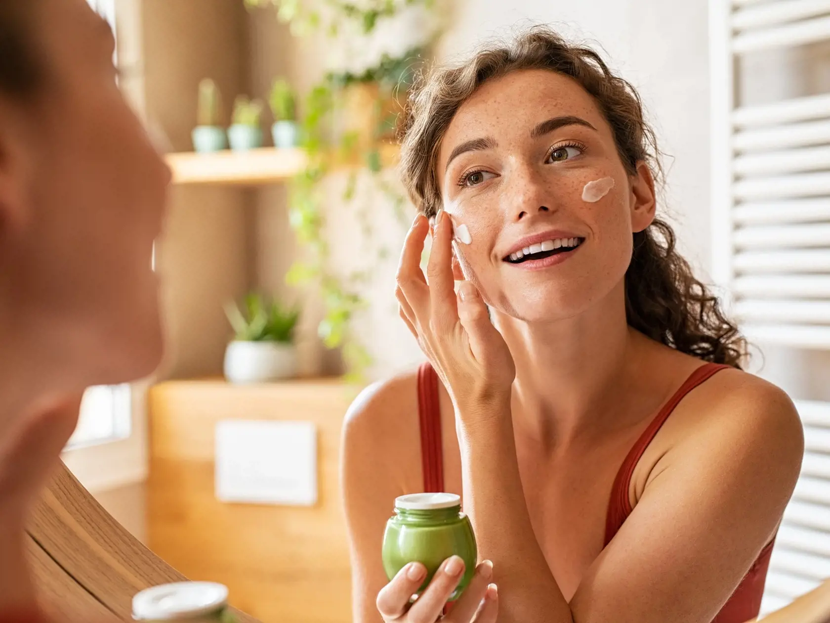 Ak si večer ošetrujete pleť pílingom či pleťovou vodou s ovocnými kyselinami a aplikujete retinol, ráno nezabúdajte na krém s vysokým OF.
