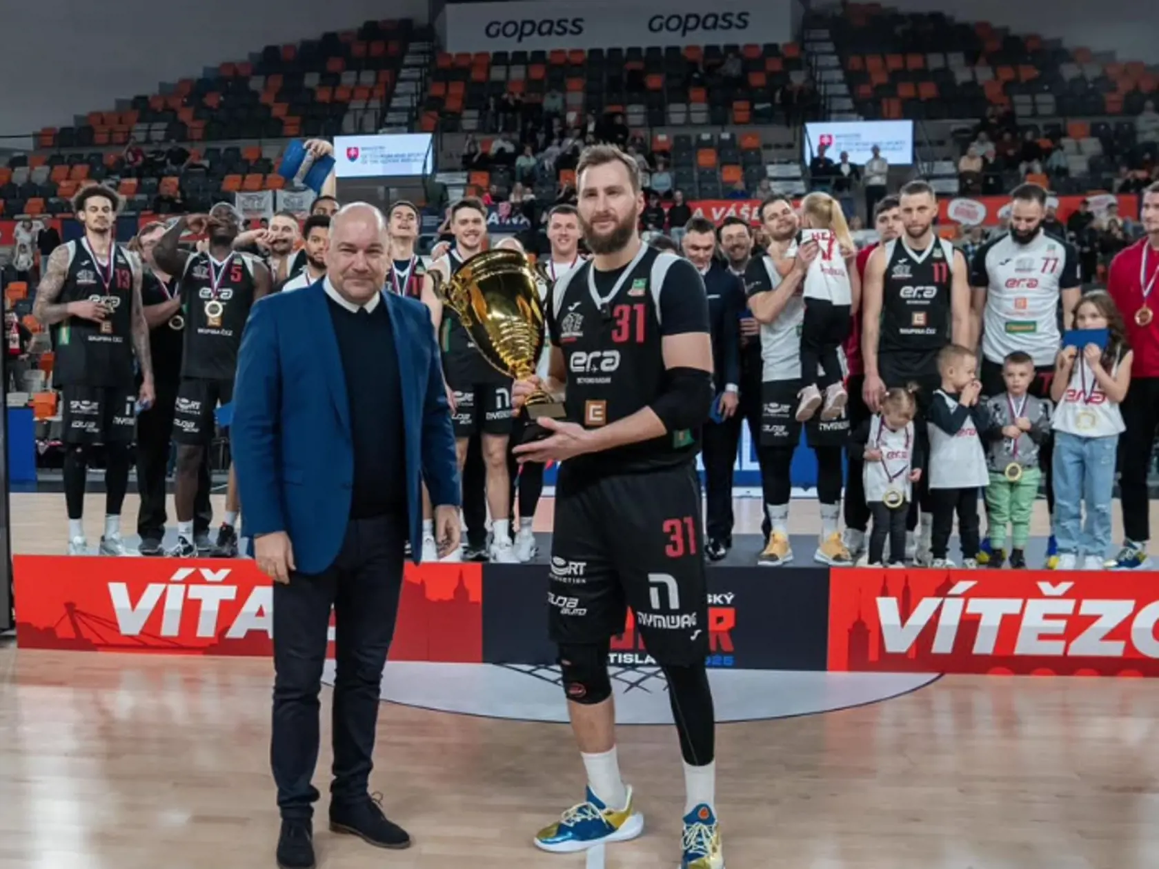 Zaujímavý program mal aj minister cestovného ruchu a športu Dušan Keketi (nom. SNS). Ten v Bratislave odovzdal do rúk pre víťaza federálneho česko-slovenského finále v basketbale. Klub ERA Basketball Nymburk potvrdil svoju dominanciu na česko-slovenskej scéne a druhý rok po sebe získal trofej pre víťaza Česko-slovenského pohára. Triumfovali nad Interom Bratislava vysoko 105:61,“ priblížili z rezortu športu a zablahoželali súperovi.