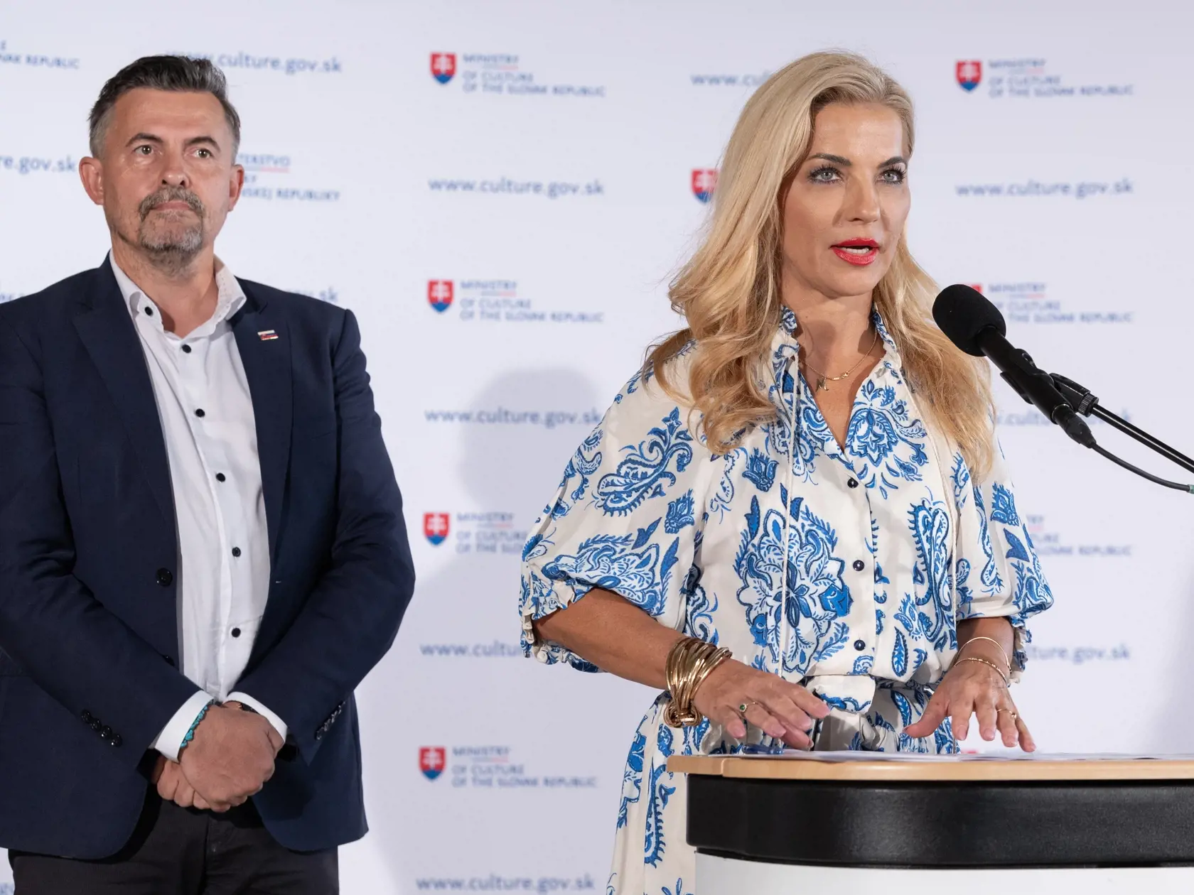 Tlačová konferencia ministerky kultúry SR Martiny Šimkovičovej a generálneho tajomníka služobného úradu Lukáša Machalu k odvolaniu generálneho riaditeľa SND Mateja Drličku a odvolaniu riaditeľky SNG Alexandry Kusej.