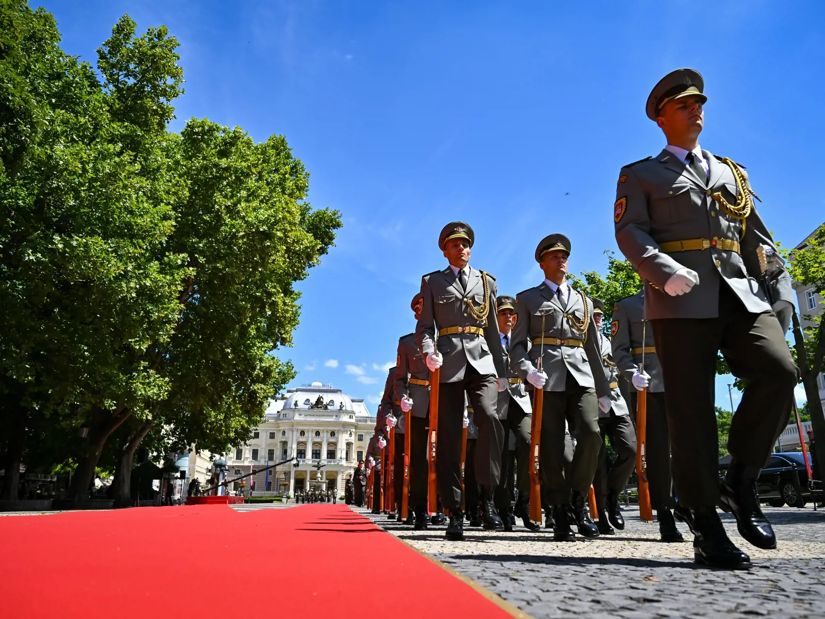 Na snímke príchod jednotiek Ozbrojených síl SR na Hviezdoslavovom námestí na prehliadku v rámci inaugurácie prezidenta SR Petra Pellegriniho 15. júna 2024 v Bratislave. FOTO TASR - Pavol Zachar