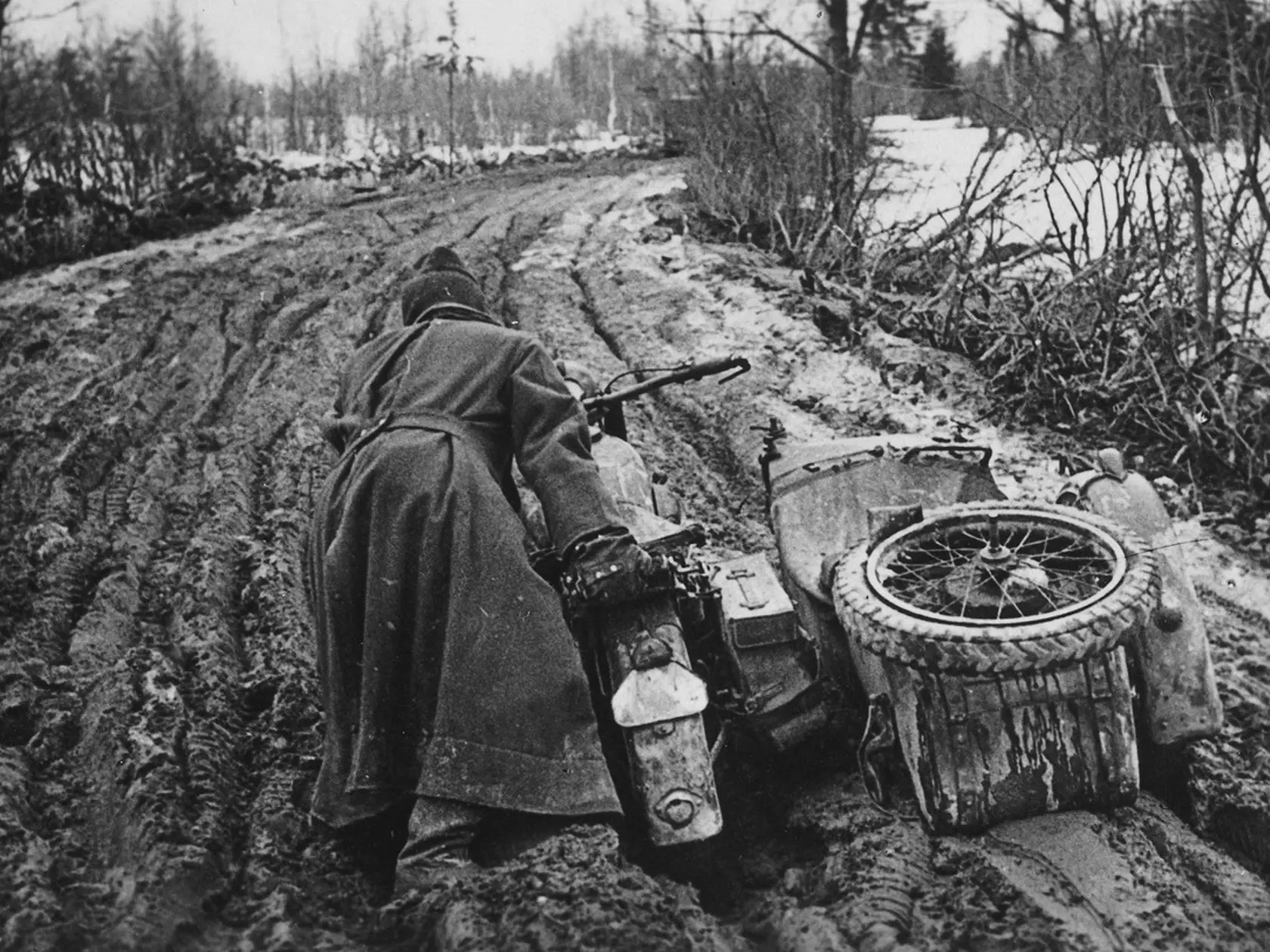 Na "rasputicu" doplatil počas druhej svetovej vojny aj Hitlerov wehrmacht. Ten kvôli hlbokému bahnu nedokázal využiť svoju motorizáciu a nedokázal včas zásobiť útočiace prvosledové jednotky na východnom fronte.