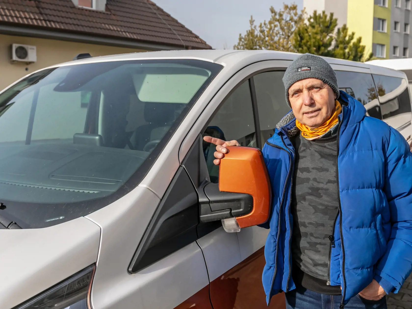 Karol Lipovský pri poškodenom aute značky Ford, ktoré si nechal ofóliovať.