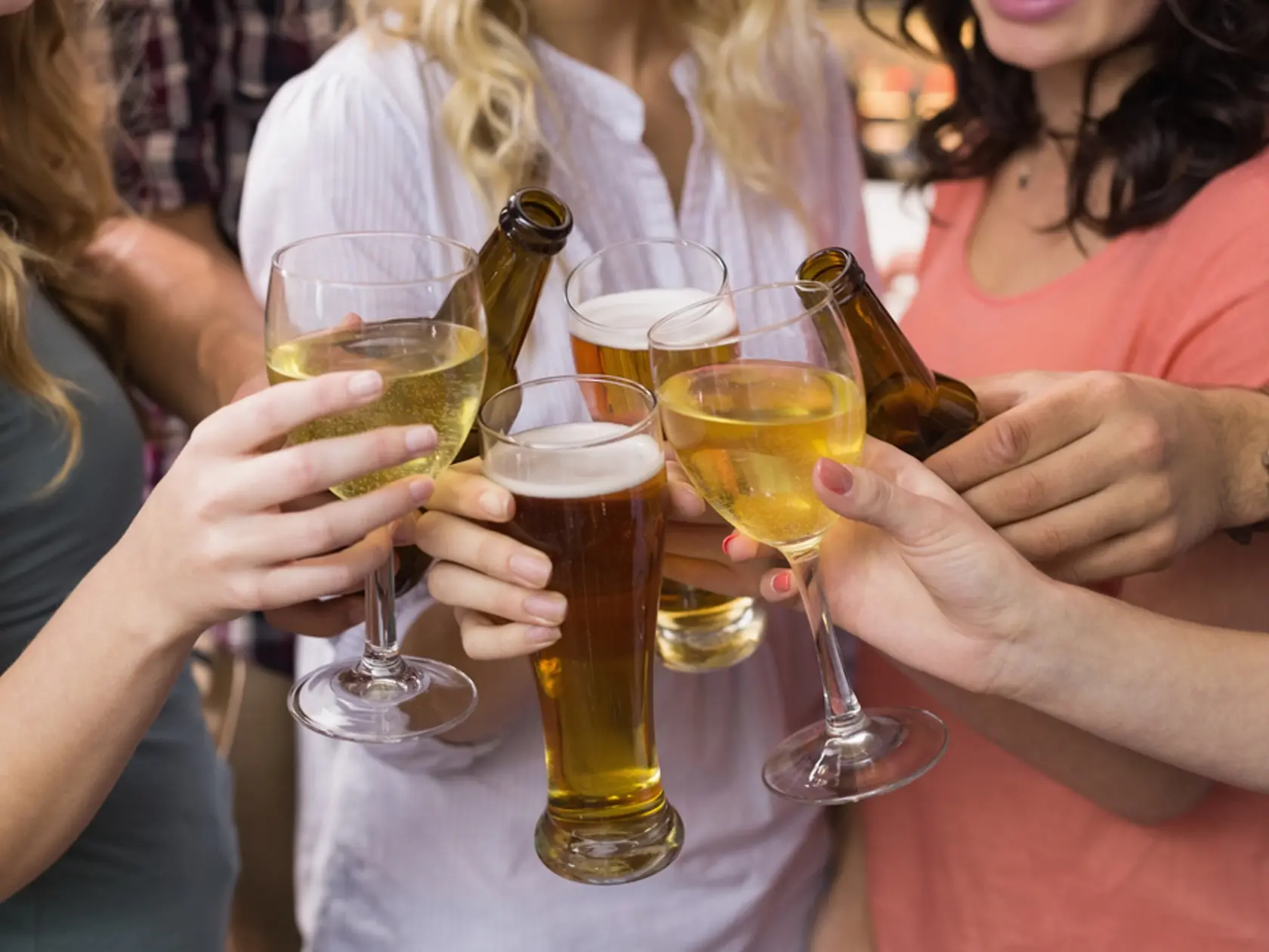 Leto priam láka na stretávanie s priateľmi, oslavy či grilovačky. Pozor však, koľko alkoholu vypijete, je totiž plný kalórií.