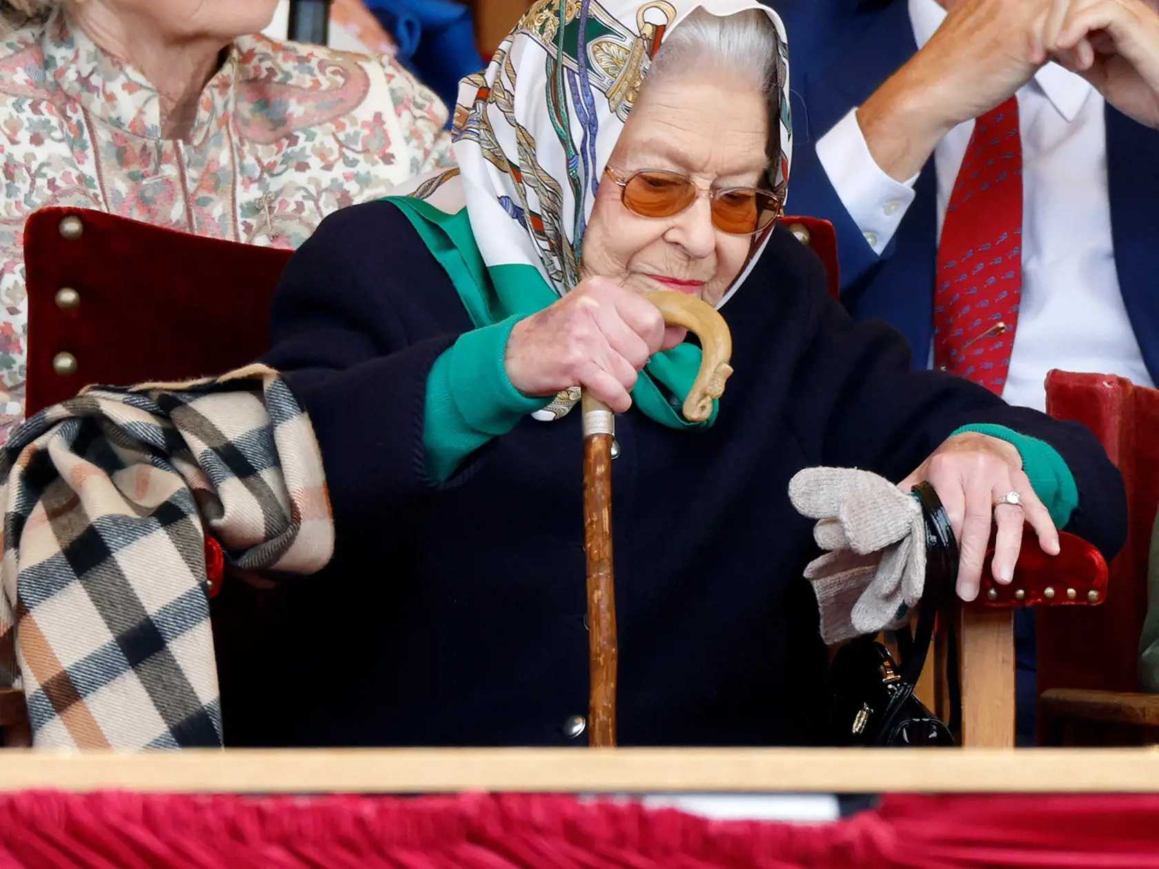 Kráľovná Alžbeta všetkých prekvapila, keď sa iba tri dni potom, čo ju na otvorení parlamentu zastúpil jej syn princ Charles, objavila na dostihoch Royal Windsor Horse Show.