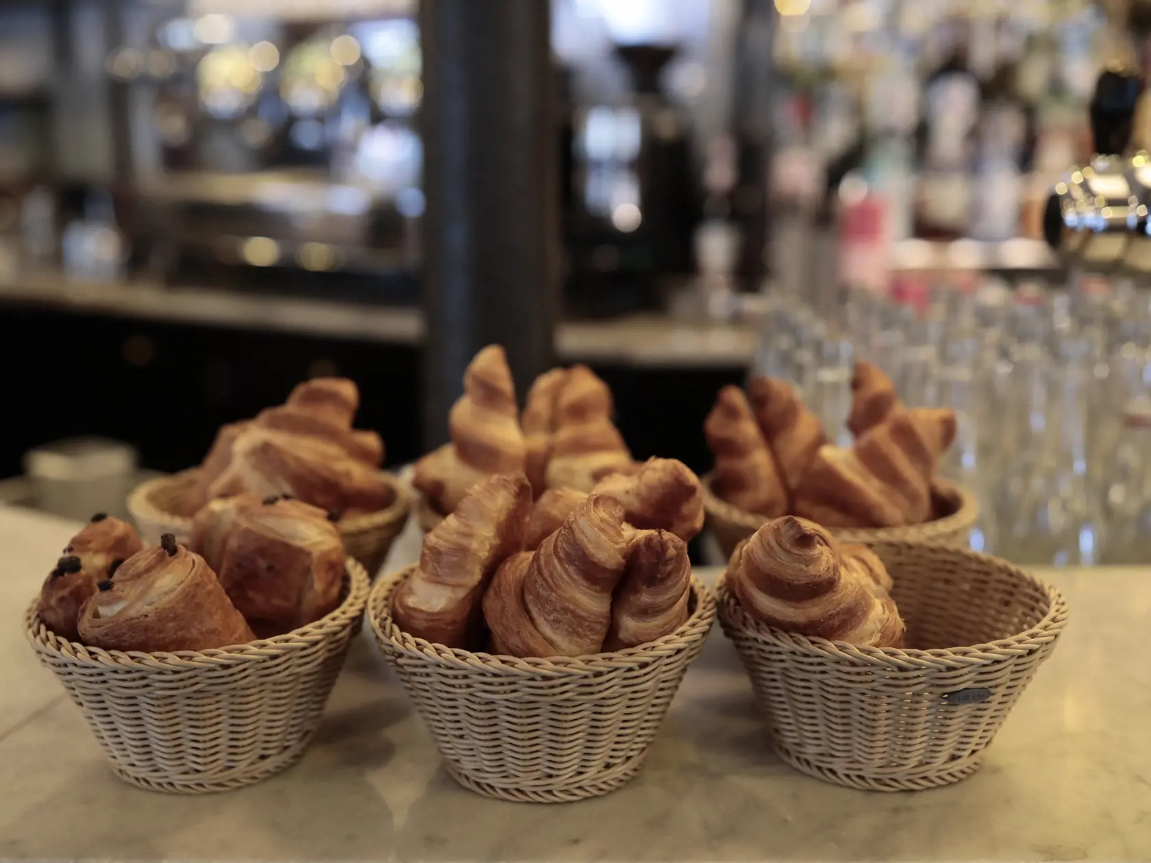 Croissanty v kaviarni po jej znovuotvorení kaviarní v Paríži.