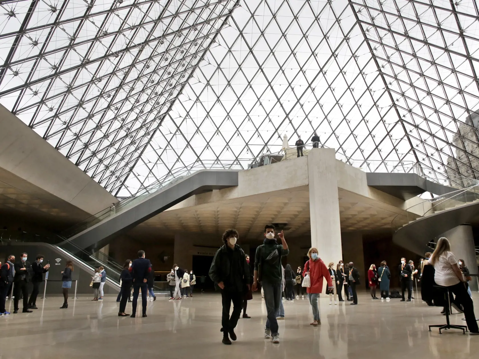 Ľudia kráčajú v Múzeu Louvre po jeho znovuotvorení.