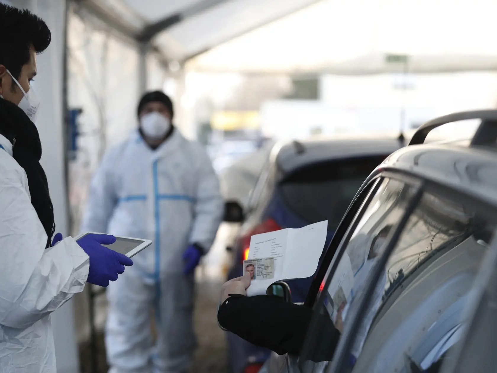 Dobrovoľník kontroluje dokumenty vodičov na nemecko-francúzskom hraničnom priechode pri meste Saarbrücken, spolkovej krajine Sársko na juhozápade Nemecka.