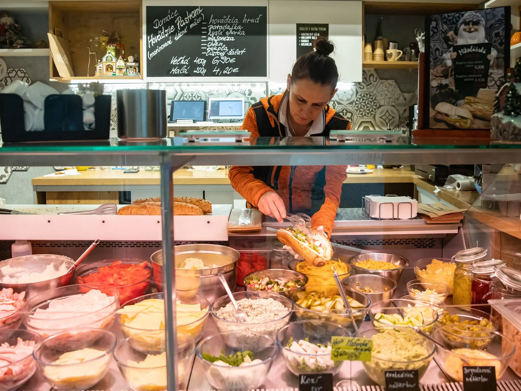 Na snímke sú gastro prevádzky, ktorých sa netýka novela zákona o nižšej DPH. Rôzne oslovené prevádzky sa zhodli na tom, že novela diskriminuje.