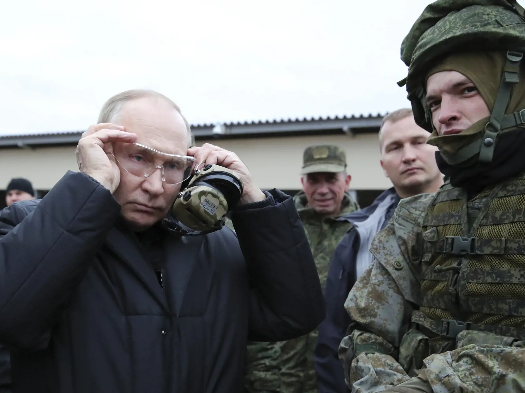 KK38 Riazaň - Ruský prezident Vladimir Putin navštívil stredisko, kde cvičia zmobilizovaných vojakov pred vyslaním na Ukrajinu, v Riazanskej oblasti na juhu Ruska 20. októbra 2022. FOTO TASR/AP
Russian President Vladimir Putin puts on protective glasses as he visits a military training center of the Western Military District for mobilized reservists in Ryazan Region, Russia, Thursday, Oct. 20, 2022. (Mikhail Klimentyev, Sputnik, Kremlin Pool Photo via AP)