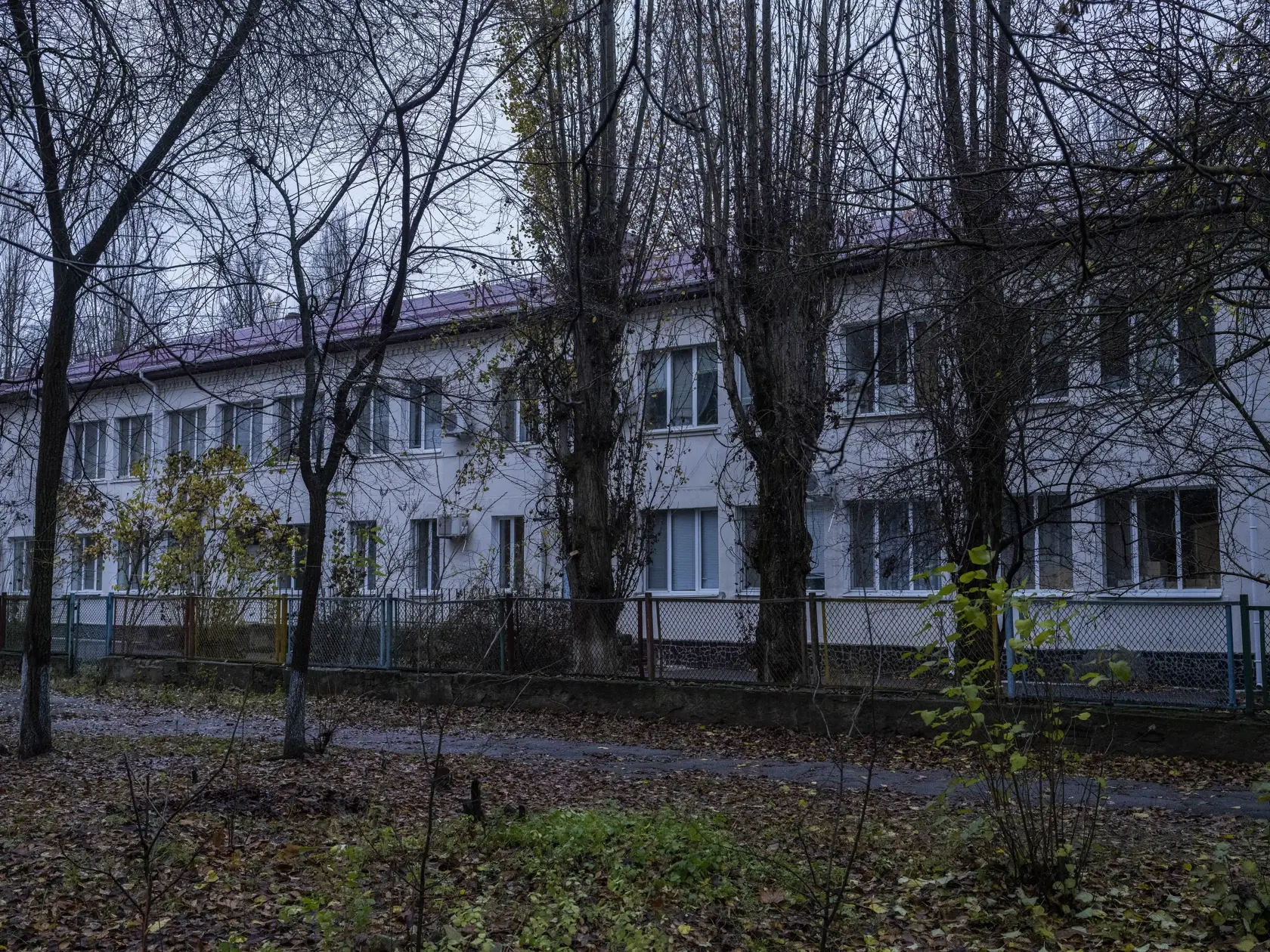 WA 38 Cherson - Na snímke budova detského domova, ktorý sa nachádza v juhoukrajinskom meste Cherson v piatok 25. novembra 2022. Personál chersonskej nemocnice ukrýval po začiatku ruskej invázie opustené malé deti pred hroziacou deportáciou do Ruska. Miestni lekári uviedli, že tajne vytvárali deťom falošné zdravotné záznamy, ktoré mali dokázať, že sú príliš choré na prevoz do iného zariadenia. Obávali sa totiž, že Rusi budú chcieť hospitalizované siroty odviezť do Ruska.  Nie všetky deti však mal