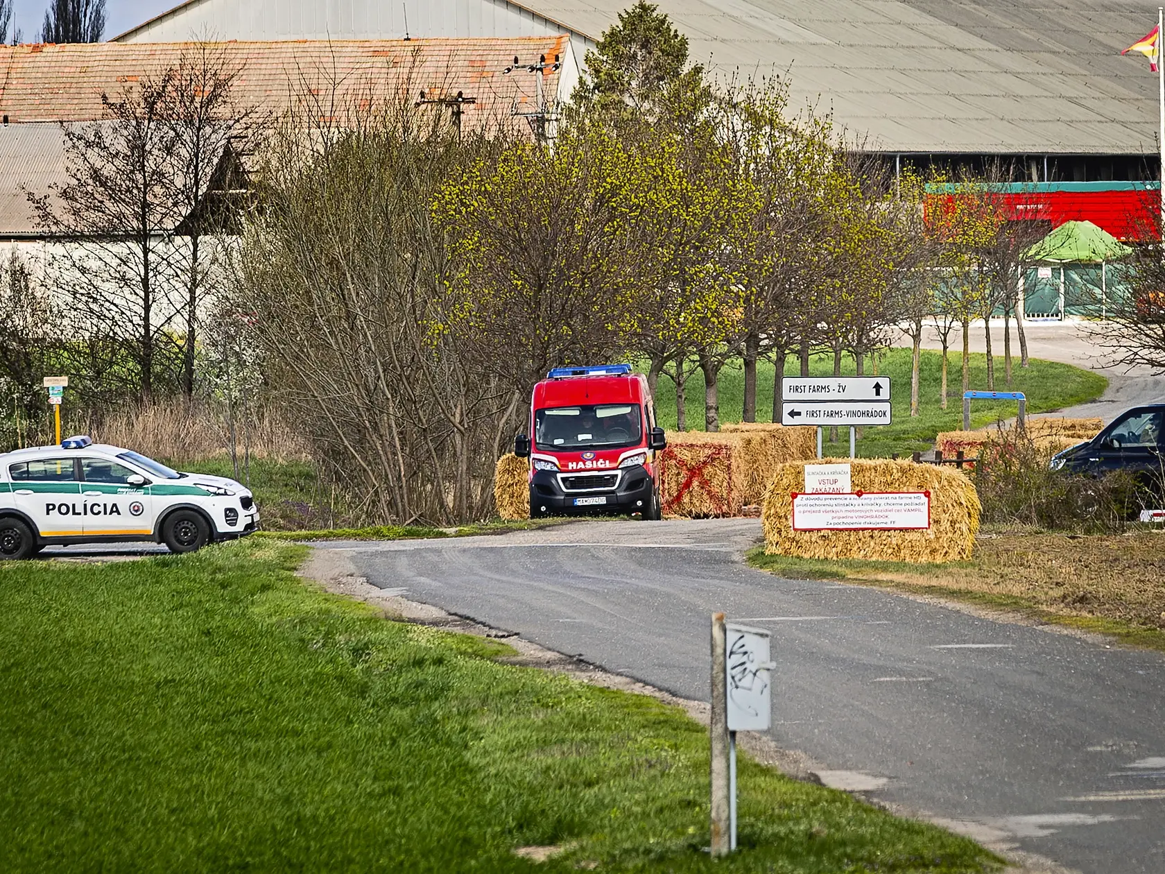 „Zmena spočíva v tom, že teraz budú musieť prejsť všetky autá nad 3,5 tony dezinfekciou a pri autách, ktoré vezú zvieratá alebo živočíšne produkty, to bude dôkladnejšie - cez rám alebo dezinfekčnú linku,“ povedal Vorlíček. Vozidlá budú dezinfekciou prechádzať na základe kategórie rizika, do ktorej ho pracovníci na priechode zaradia. Na snímke zábery z Plaveckého Štvrtka.