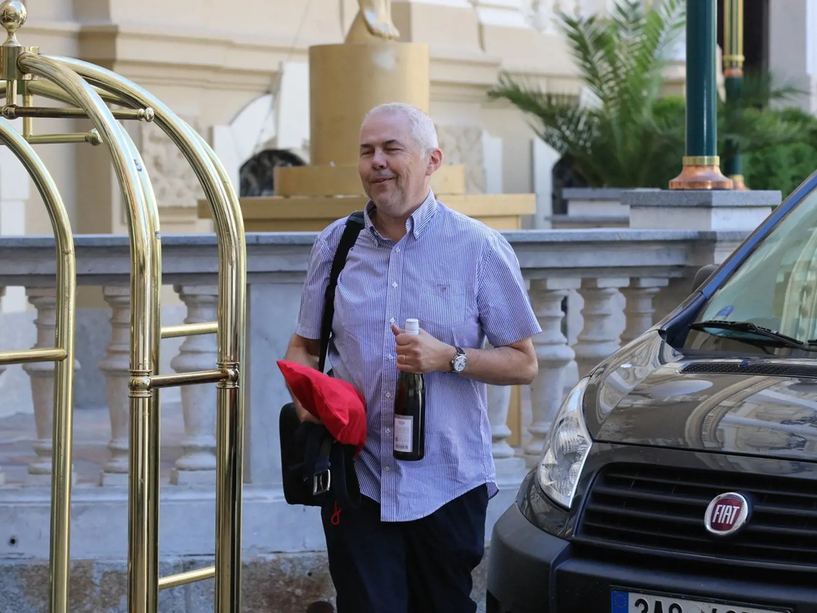 Herec Marek Eben si niesol v ruke fľašu vína.