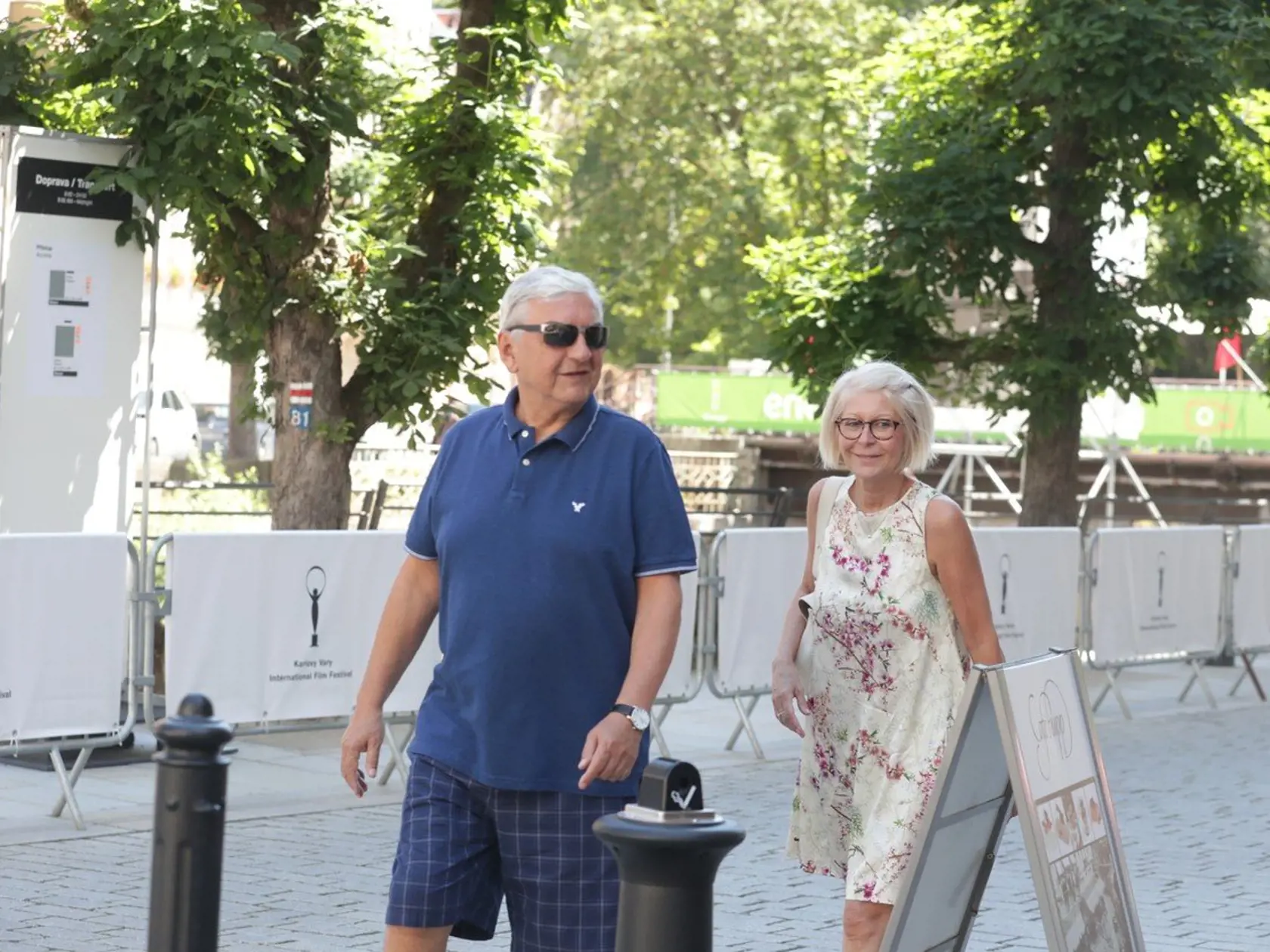 Herec Miroslav Donutil prišiel v pohodlnom letnom outfite, ktorý tvorili modré šortky a polokošeľa rovnakej farby. Na snímke s manželkou.