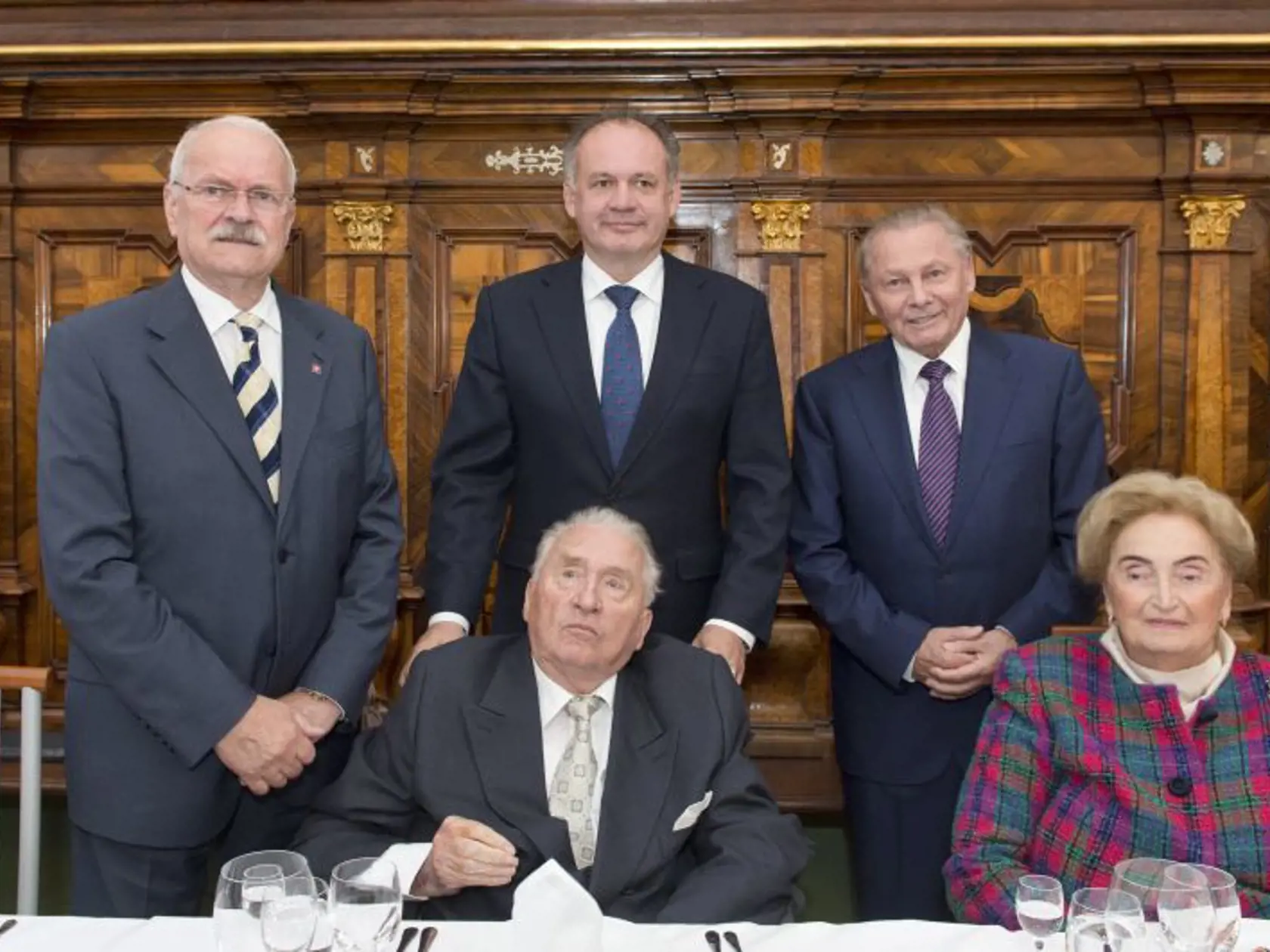 Michal Kováč (dole vľavo), vpravo dole manželka Emília Kováčová. V pozadí zľava v poradí tretí prezident SR Ivan Gašparovič, terajšia hlava štátu Andrej Kiska a druhý prezident SR Rudolf Schuster.