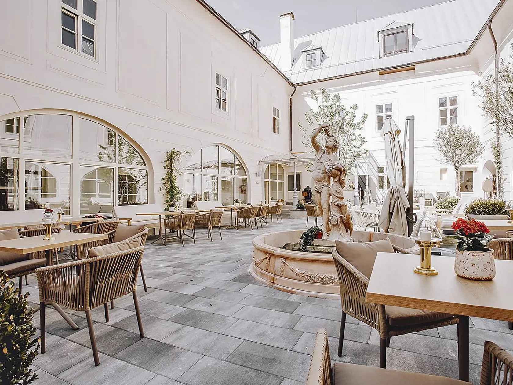 Na nádvorí vo vnútrobloku barokového paláca v Banskej Štiavnici v ktorom má apartmán bývalý minister obrany Jaroslav Naď sa nachádza bar.