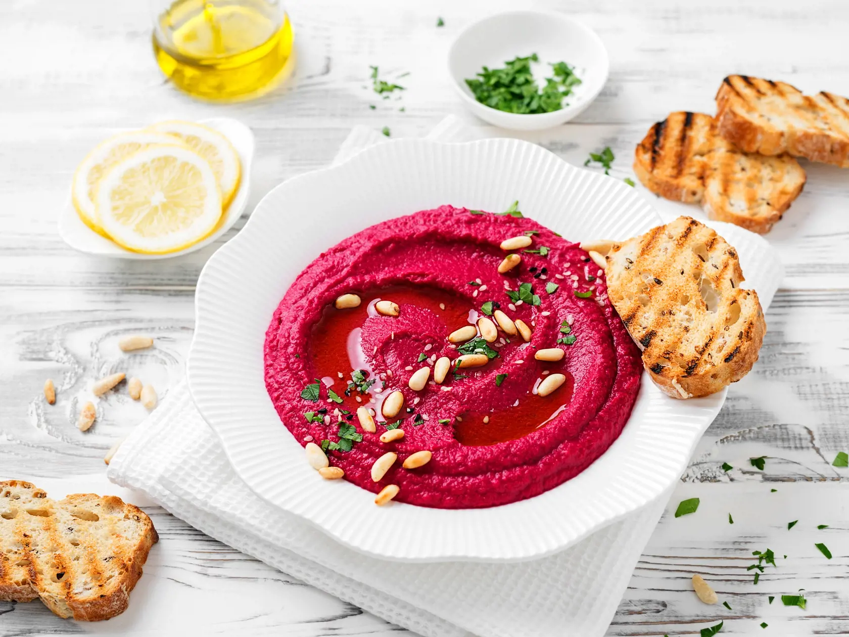 Hummus je výborná pochúťka vhodná na záhradnú párty alebo večer k vínu. Dá sa jesť s čerstvou zeleninou, s krekrami, pita chlebom alebo si ju môžete natrieť na hrianku.