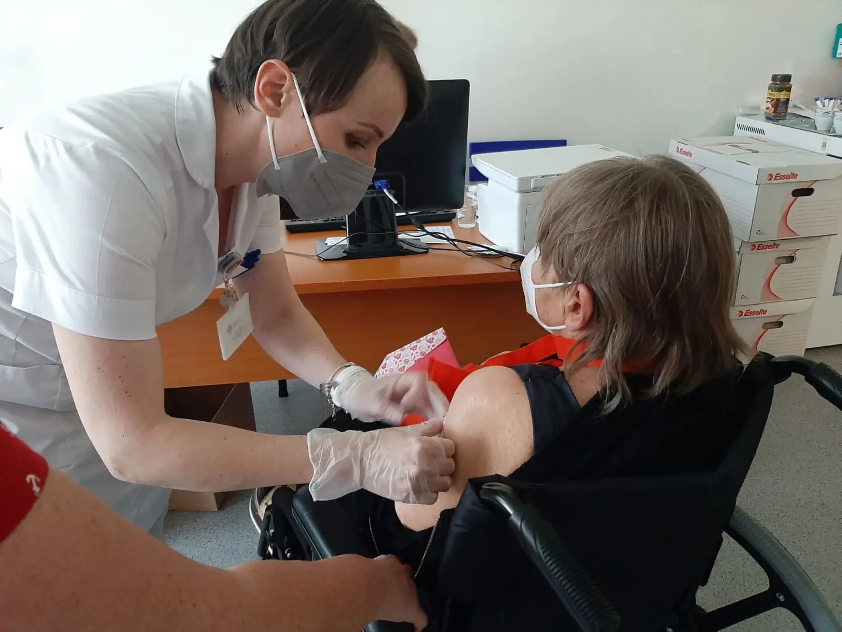 Výzva Ministerstva zdravotníctva na vlastnej koži! Zaočkovali sme babku a vakcínu sme dostali aj my!