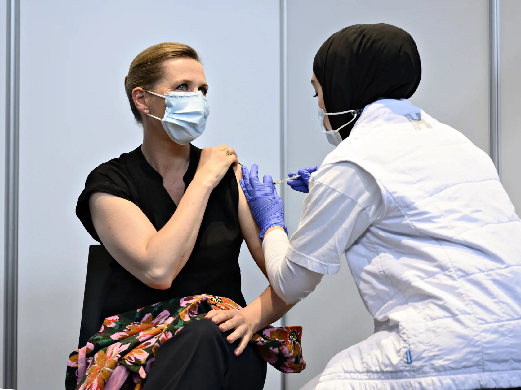 KK13 Kodaň - Dánska premiérka Mette Frederiksenová dostáva vakcínu proti ochoreniu Covid-19 v Kodani 4. júna 2021. FOTO TASR/AP
Danish Prime Minister Mette Frederiksen is vaccinated against covid-19, in Copenhagen, Denmark, Friday, June 4, 2021. (Philip Davali/Ritzau Scanpix via AP)