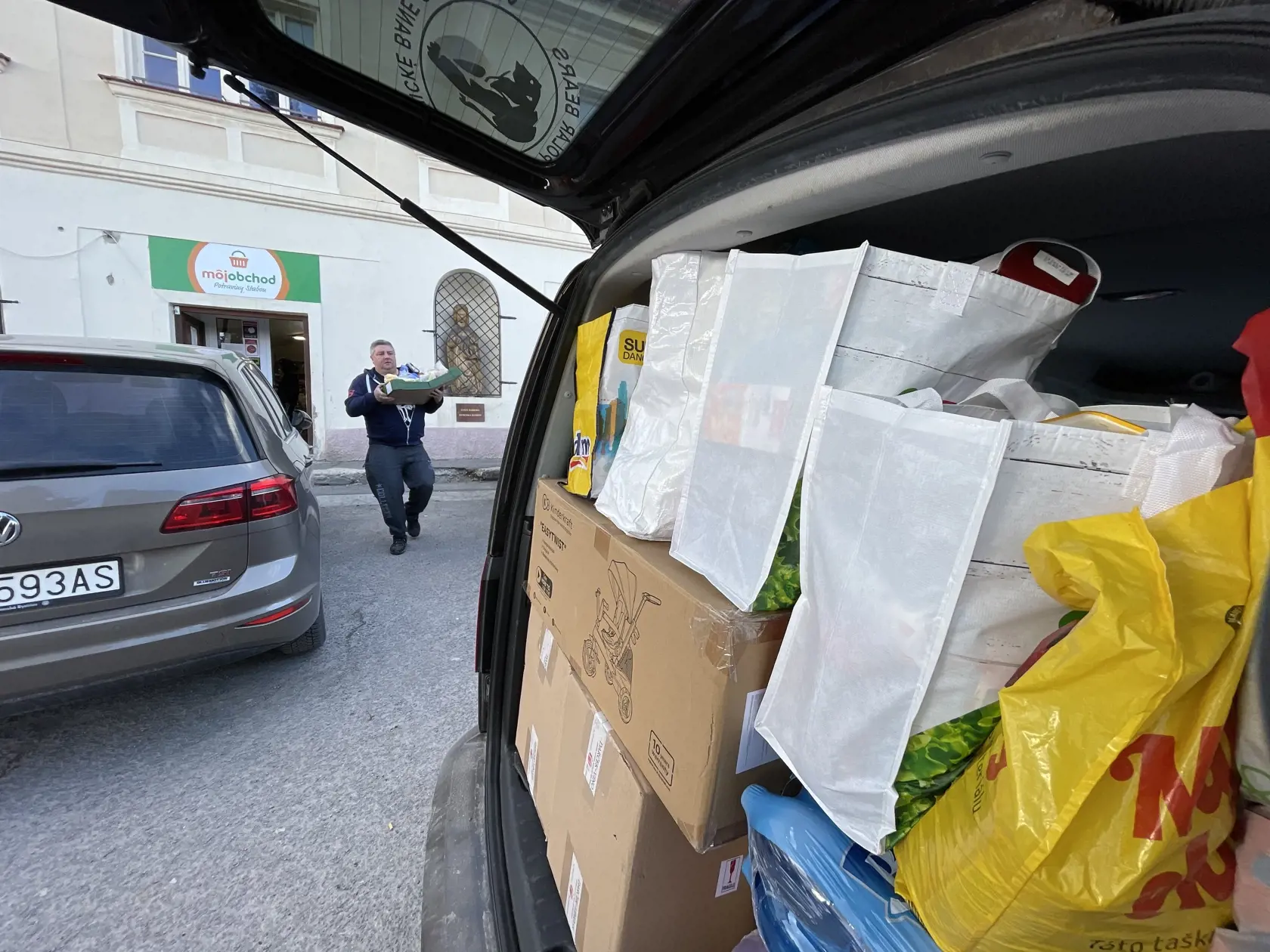 “Už vieme 4 mamičky umiestniť do robôt a rovnako aj naša základná škola poskytne vyučovací proces pre ich deti. Otvoríme pre nich triedu, aby sa mohli vzdelávať a možno tento model prevezmú aj iné školy. Som hrdý Slovák, a som pyšný na všetkých, ktorí sú ochotní pomáhať. Myslel som, že nikdy nezažijeme žiadnu vojnu, ale vidíme, že to môže byť úplne ináč,” dodal Neuschl.