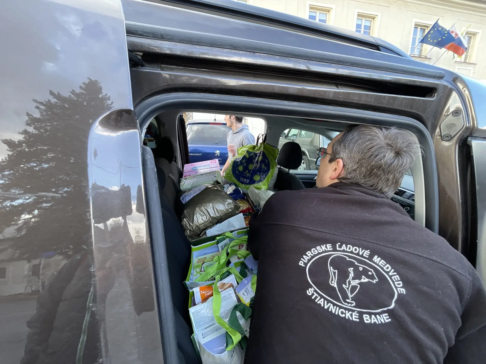 “Už vieme 4 mamičky umiestniť do robôt a rovnako aj naša základná škola poskytne vyučovací proces pre ich deti. Otvoríme pre nich triedu, aby sa mohli vzdelávať a možno tento model prevezmú aj iné školy. Som hrdý Slovák, a som pyšný na všetkých, ktorí sú ochotní pomáhať. Myslel som, že nikdy nezažijeme žiadnu vojnu, ale vidíme, že to môže byť úplne ináč,” dodal Neuschl.