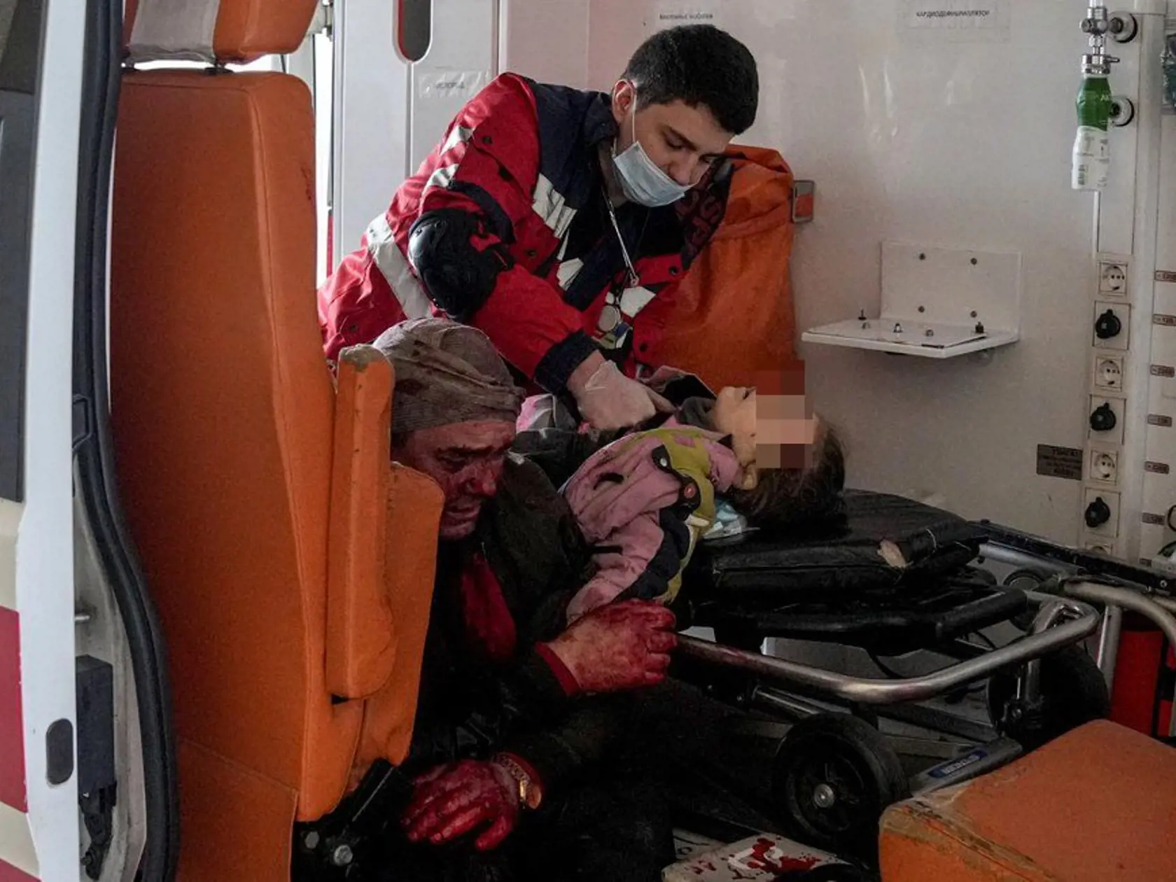 Vojna na Ukrajine si vyžiadala ďalšiu detskú obeť. V prístavnom meste Mariupol, kde sa Ukrajinci snažia odraziť ruský postup, vrazila v nedeľu do mestskej nemocnice sanitka so 6-ročným dievčaťom smrteľne zraneným pri ruskom ostreľovaní.