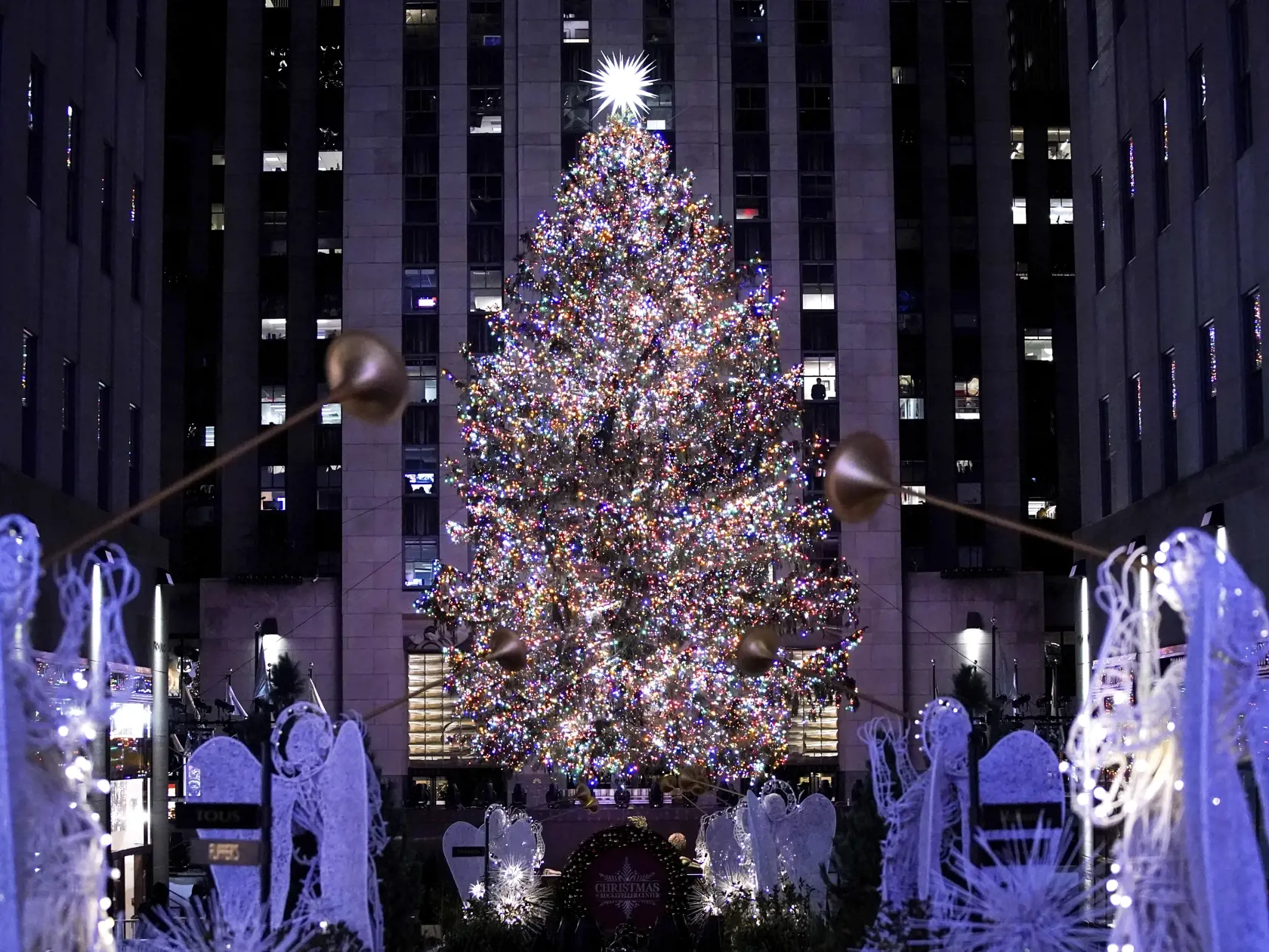 JB 19 New York - Rozsvietený vianočný stromček v Rockefellerovom centre v New Yorku 30. novembra 2022. FOTO TASR/AP

The Rockefeller Center Christmas tree stands illuminated following the 90th annual lighting ceremony, Wednesday, Nov. 30, 2022, in New York. (AP Photo/Julia Nikhinson)