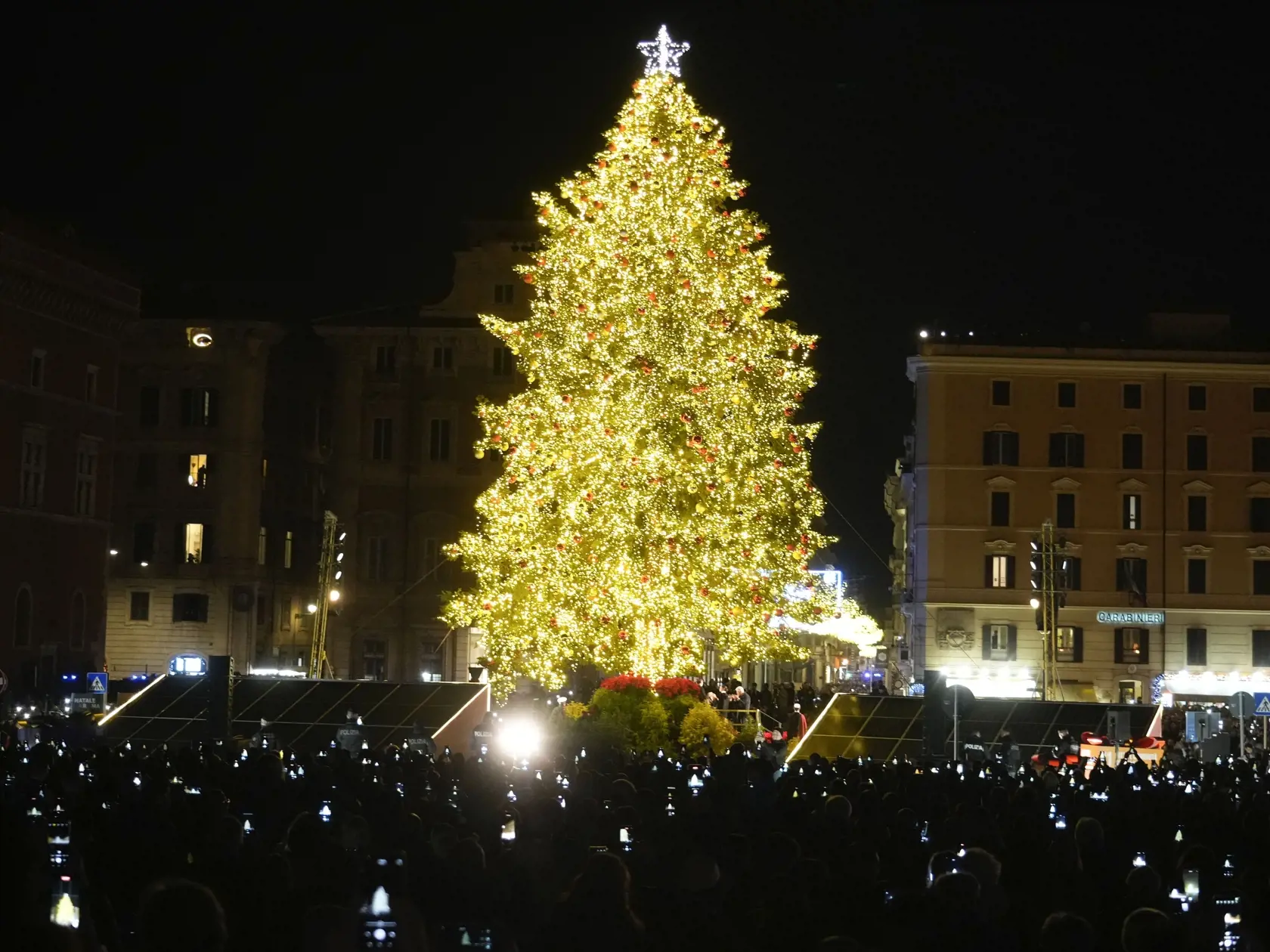 JB 19 Rím - Ľudia si fotia rozsvietený vianočný stromček na centrálnom námestí v Ríme 8. decembra 2022. FOTO TASR/AP

People take pictures to the lit Christmas tree in Rome, Thursday, Dec. 8, 2022. (AP Photo/Gregorio Borgia)