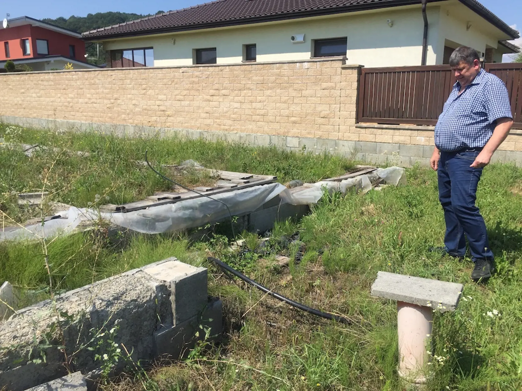 Romanovci iba zúfalo hľadia na rozpadávajúce sa základy, za ktoré zaplatili 15-tisíc eur. Ďalšie tisíce ich stáli súdne spory.