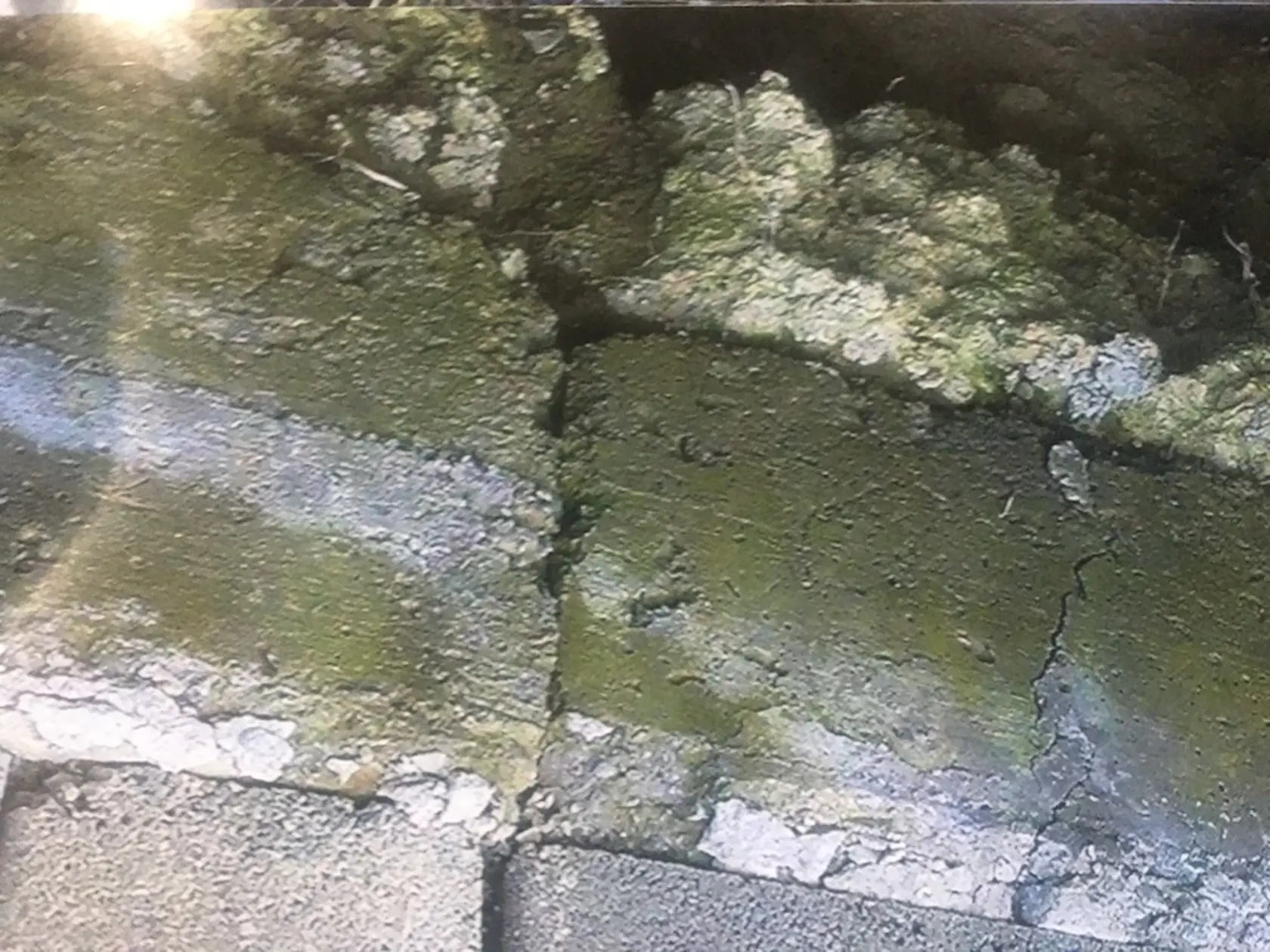Detail rozpadávajúcich sa základov.