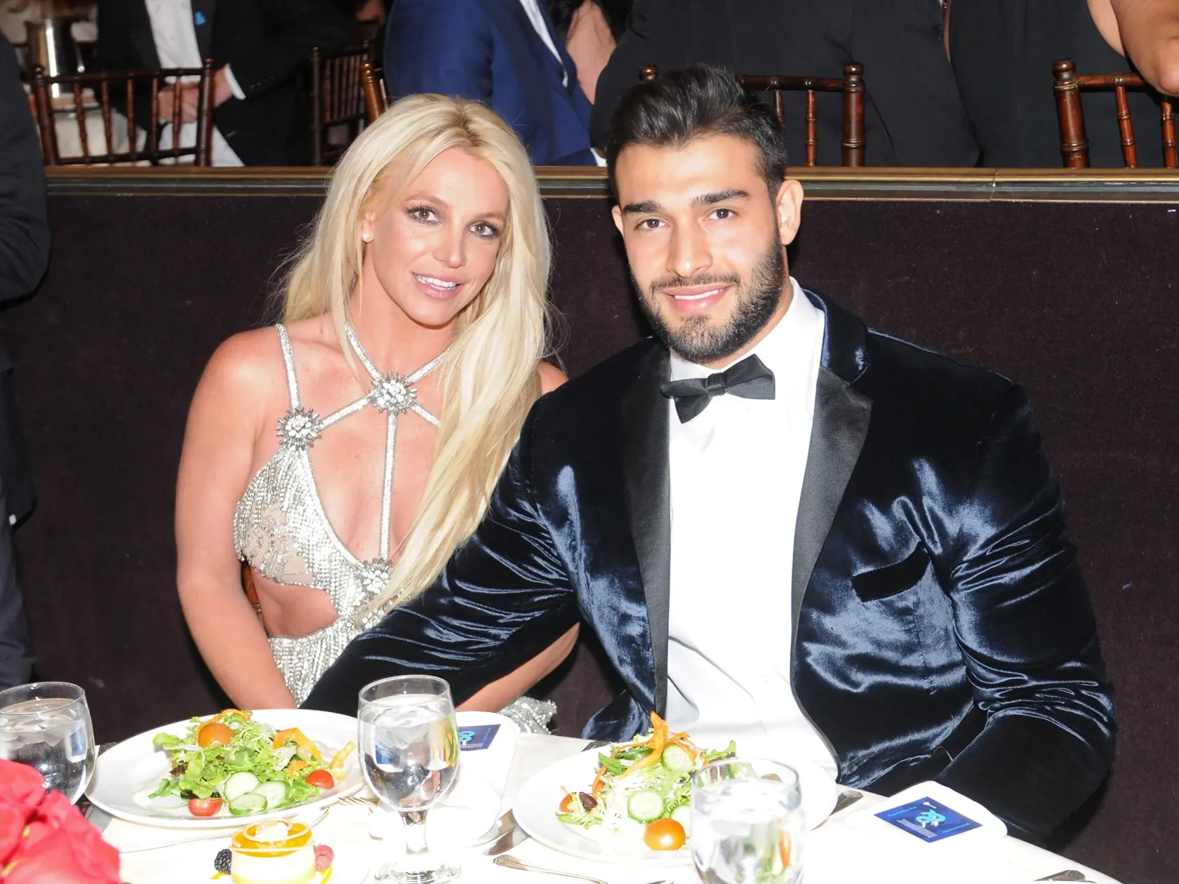 Speváčka Britney Spears (41) sa  objavila na Instagrame s odhaľujúcim videom, na ktorom tancuje polonahá v sprche. Zdá sa, že i keď sme si mysleli, že už ničím nedokáže prekvapiť, opak je pravdou. Na svetlo sveta sa po mnohých nahých fotografiách vynára otázka, či je s tým jej manžel stotožnený!