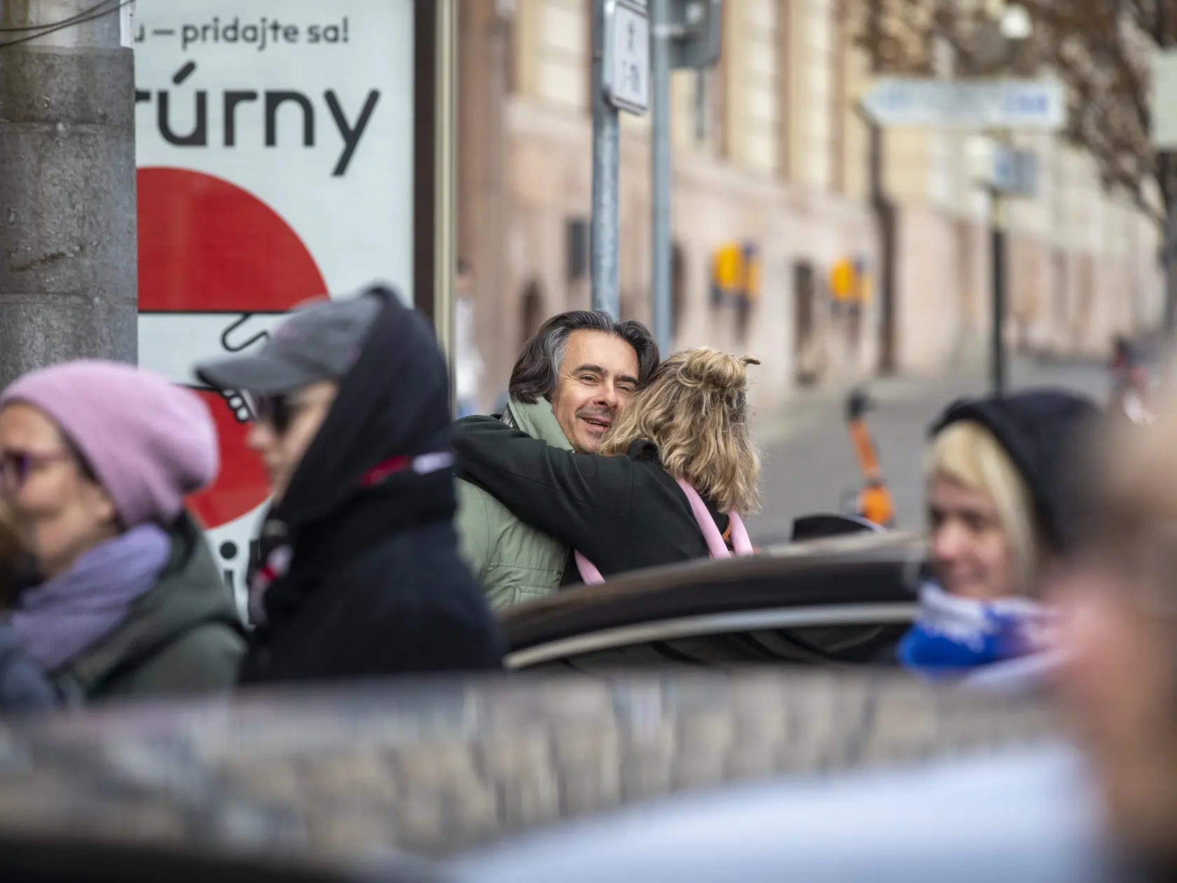 Kultúrny protest pred ministerstvom kultúry počas výberového konania na pozíciu riaditeľa SNG.
Bývalý riaditeľ SND Matej Drlička a herečka Kristína Tormová.