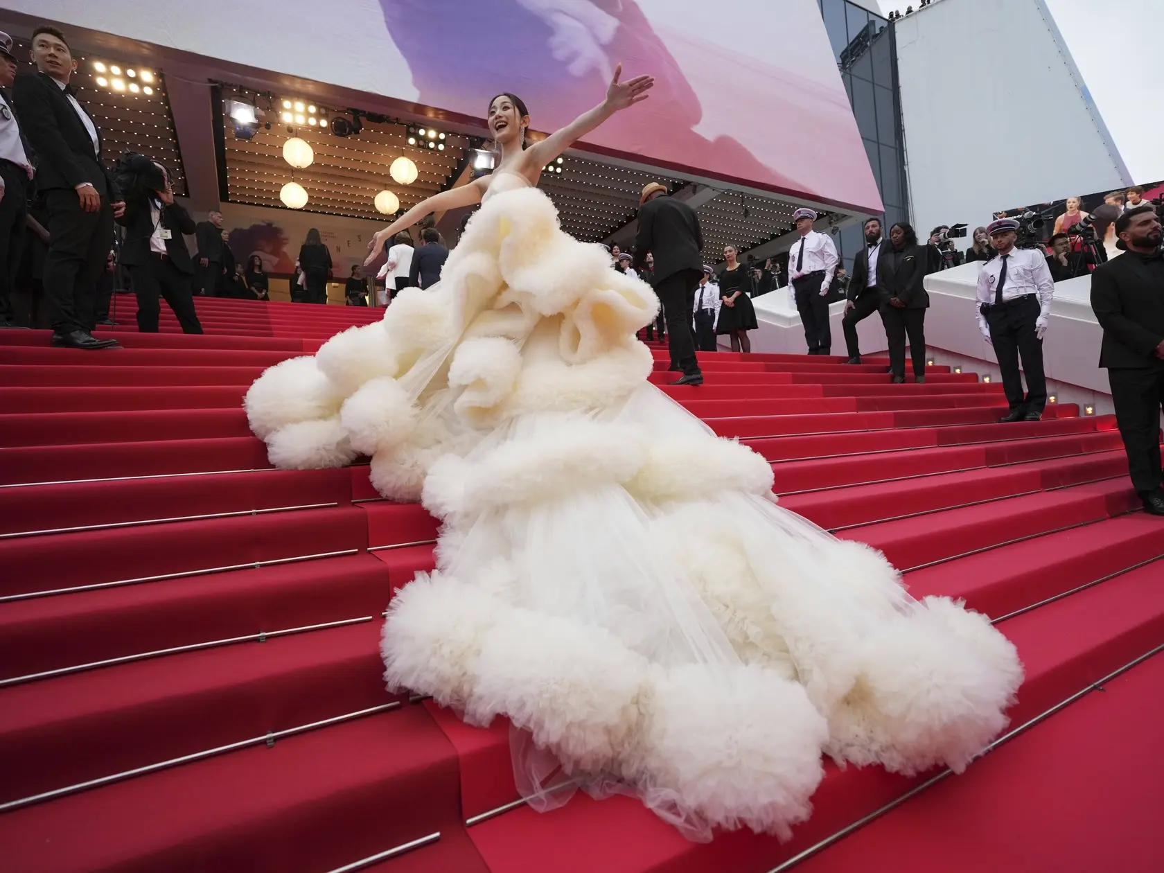 WA 50 Cannes - Čínska herečka a influencerka Wan Čchien-chuej pózuje v objemnej bielej sukni počas otváracieho ceremoniálu 78. ročníka Medzinárodného filmového festivalu vo francúzskom letovisku Cannes v utorok 13. mája 2025. FOTO TASR/AP 


Wan QianHui poses for photographers during the opening ceremony red carpet of the 78th international film festival, Cannes, southern France, Tuesday, May 13, 2025. (AP Photo/Natacha Pisarenko)