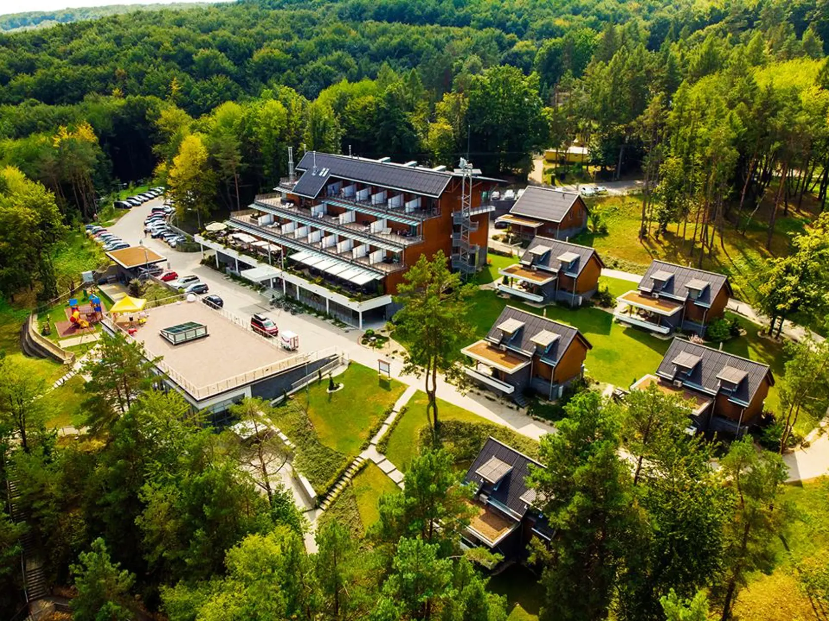 Hotel Zelená lagúna je uprostred zelene.