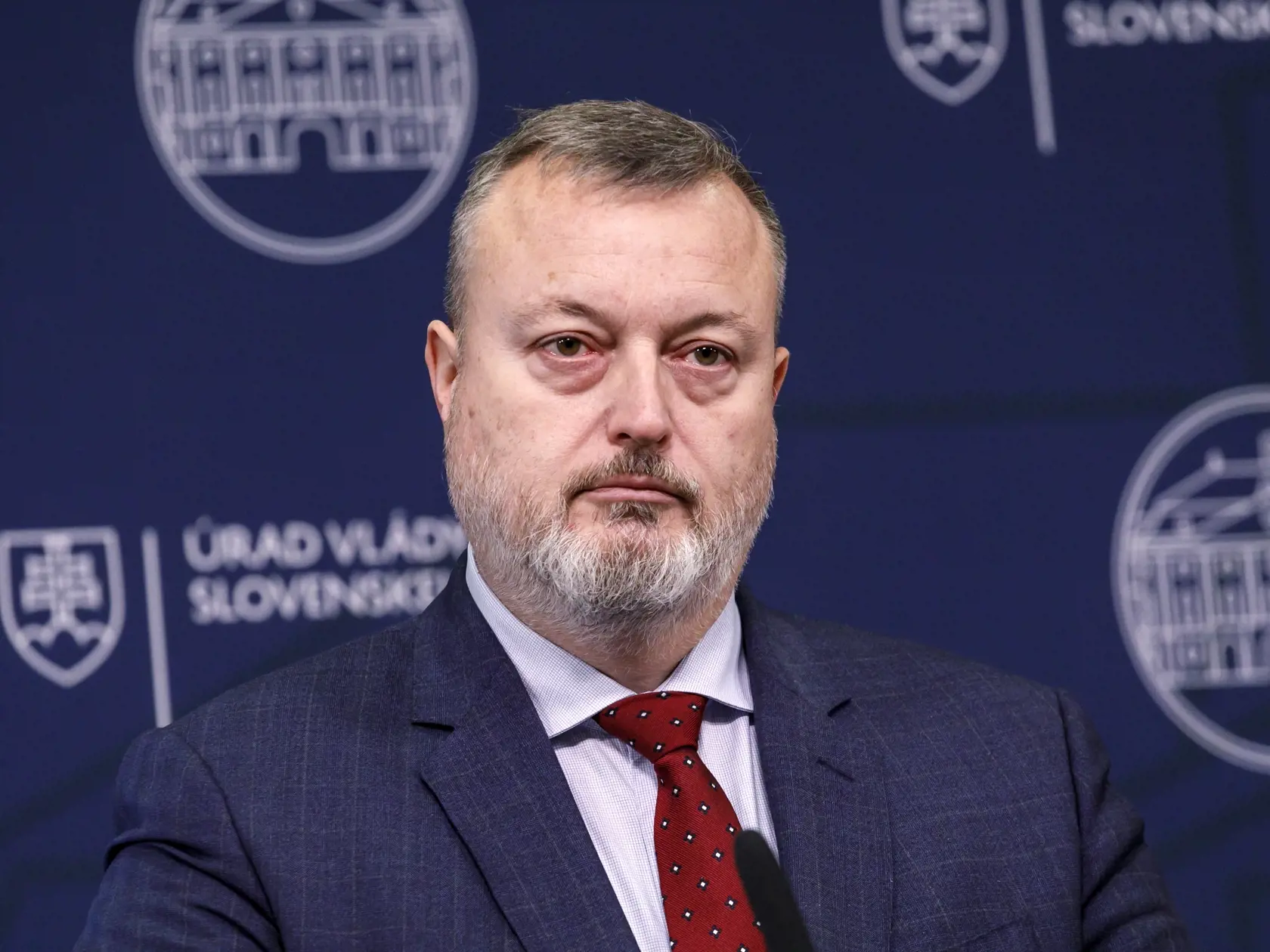Na snímke je minister práce, sociálnych vecí a rodiny Milan Krajniak (Sme rodina) počas tlačovej konferencie po rokovaní vlády.