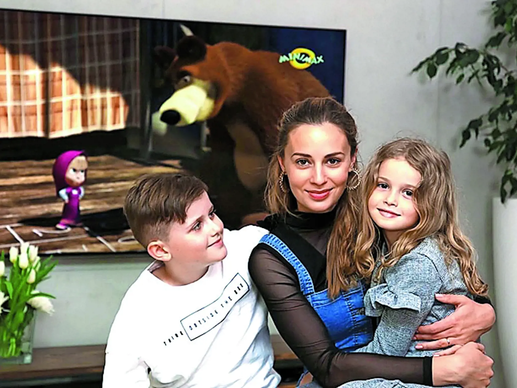 Mária Čírová: Jej kariéra sa ešte len rozbiehala, keď mladučká, iba dvadsaťročná, porodila syna Huga. O tri roky neskôr prišla na svet dcérka Zoe, ale Mária Čírová (30) je aj s dvomi deťmi úspešnou speváčkou. V súkromí i v práci jej je oporou partner a otec jej detí Marián Kachút (45), s ktorým sa pred dvomi rokmi zosobášili.
