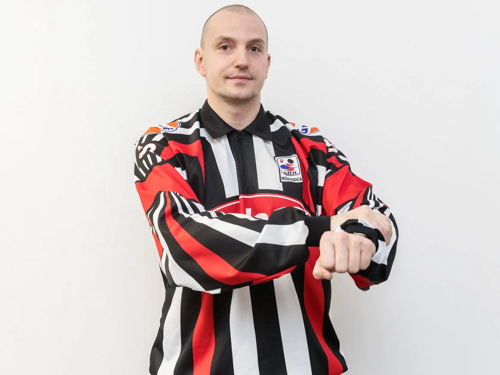 Nové dresy rozhodcov budú pestrejšie.